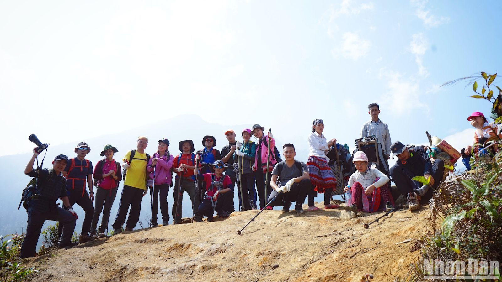 Tour leo núi Ky Quan San thường kéo dài 3 ngày 2 đêm, du khách tự chuẩn bị đồ dùng cá nhân và trang phục phù hợp. Những người dẫn đường (tour guide) và khuân vác đồ (porter) đều là dân bản địa, hầu hết là dân tộc H'Mông, Dao...