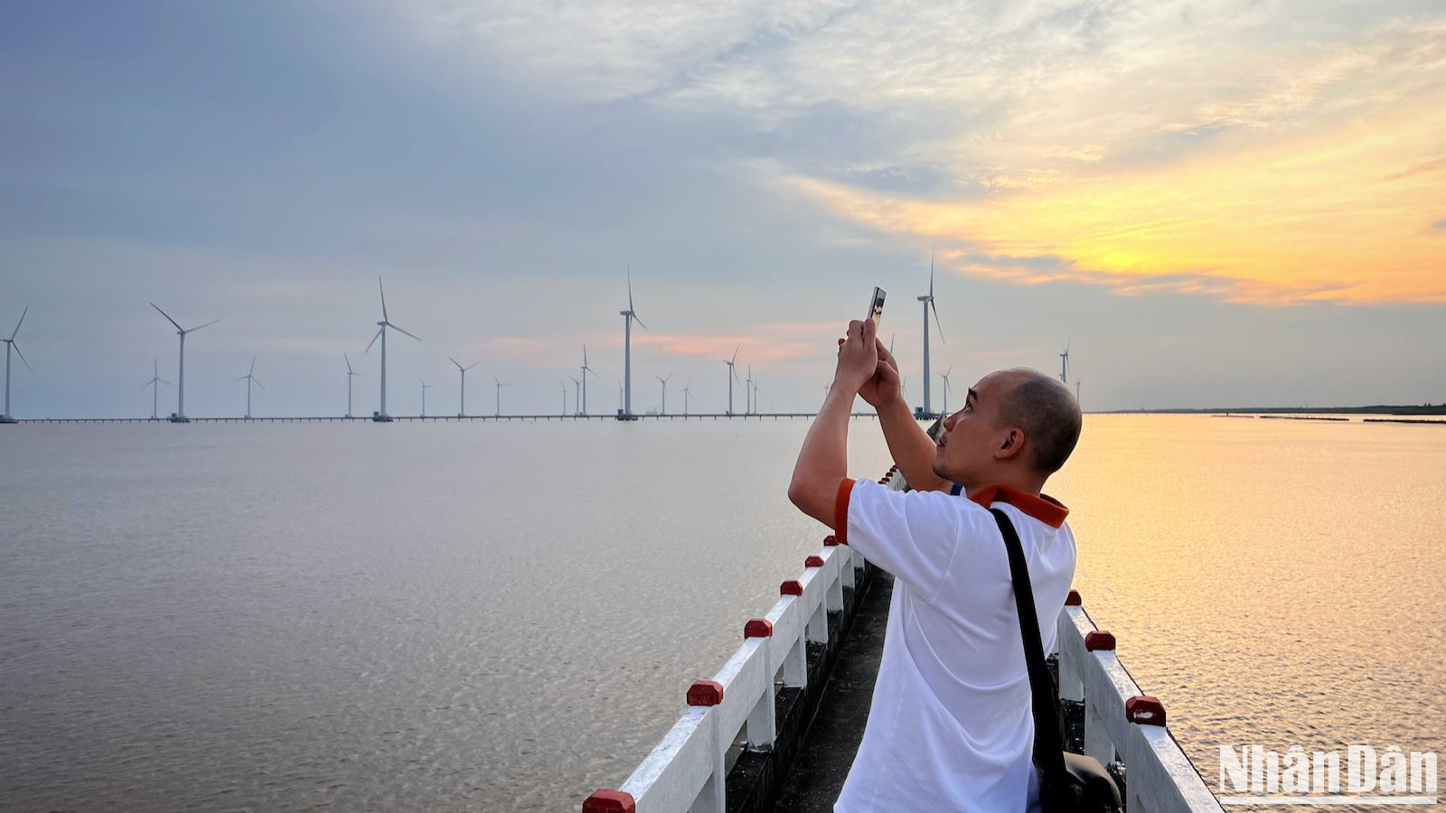 Du khách đến đây có dịp tìm hiểu và ghi lại những hình ảnh ấn tượng của một trong những công trình năng lượng tái tạo hiện đại bậc nhất cả nước.