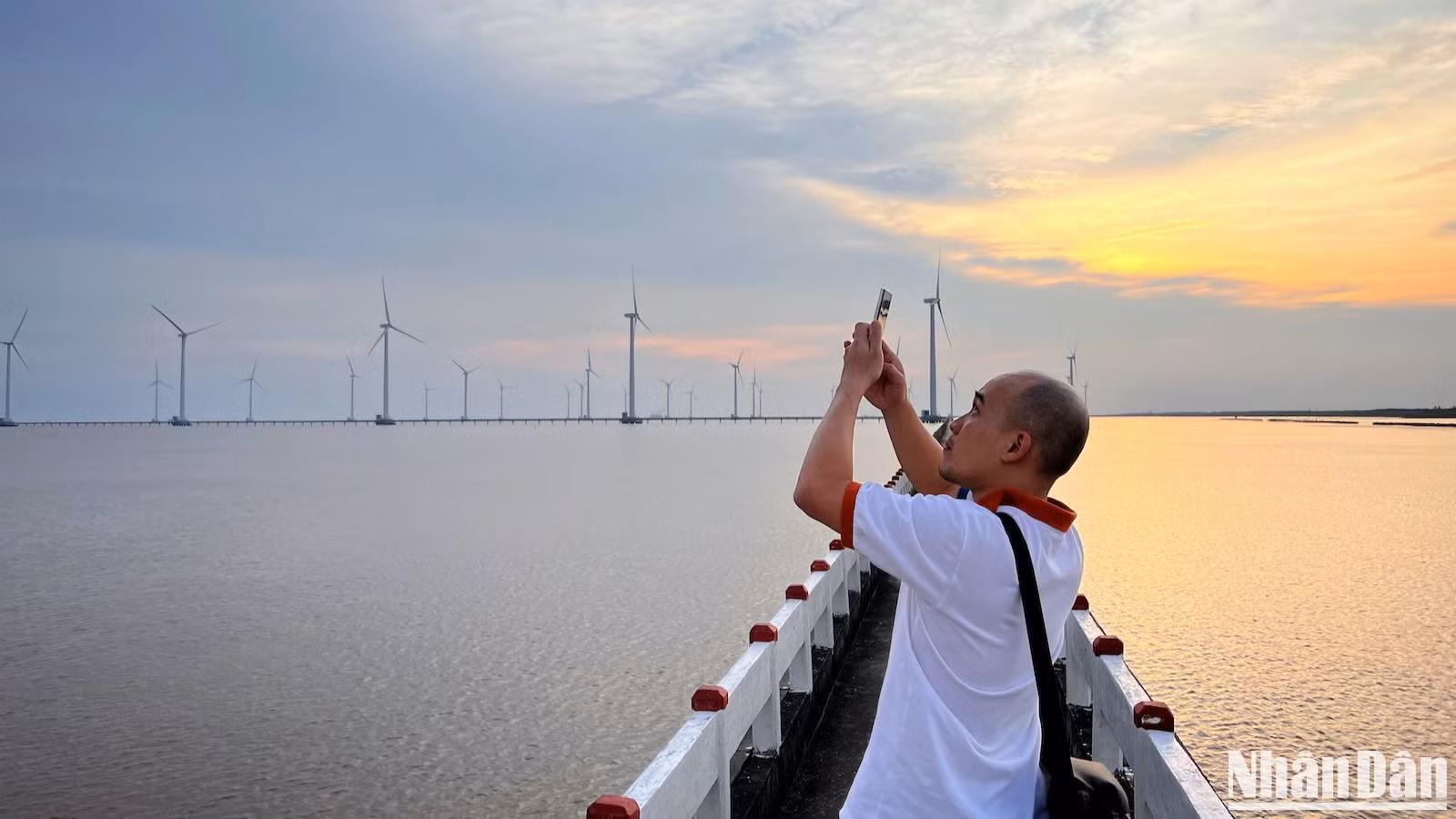 Du khách đến đây có dịp tìm hiểu và ghi lại những hình ảnh ấn tượng của một trong những công trình năng lượng tái tạo hiện đại bậc nhất cả nước.