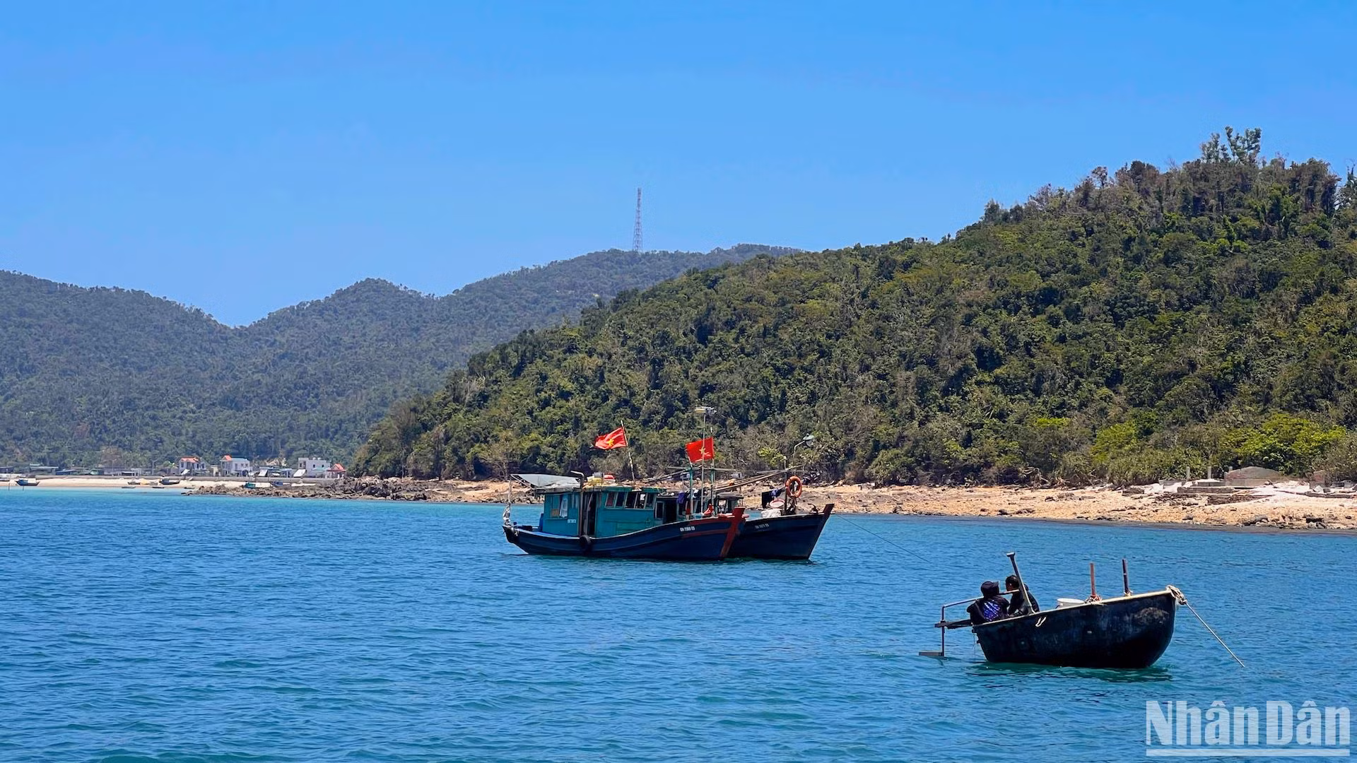 Mùa hè (từ tháng 4 đến tháng 7) hằng năm là thời điểm lý tưởng để trải nghiệm Thanh Lân trong nắng vàng, biển xanh.