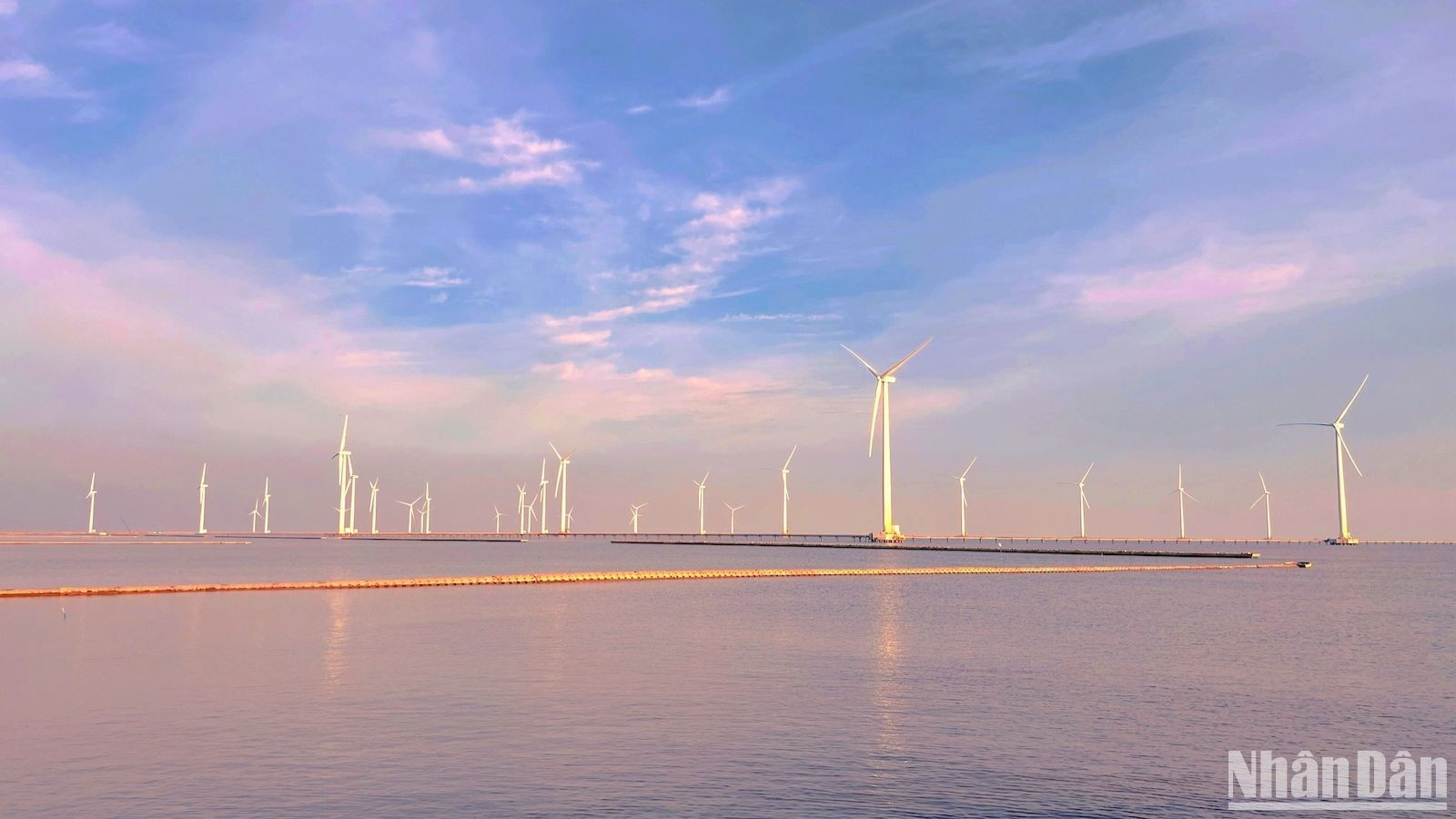 Ngoài Nhà máy điện gió Bạc Liêu, tại tỉnh Bạc Liêu còn có một số dự án điện gió khác cũng đã và đang đầu tư các hạng mục phục vụ khách du lịch. Chẳng hạn như tại Nhà máy điện gió Hòa Bình 1, du khách có thể đi xe điện xa ra ngoài khơi hàng chục km để ngắm công trình điện gió, trải nghiệm hoạt động chèo thuyền, bắt cá tôm cùng ngư dân địa phương...