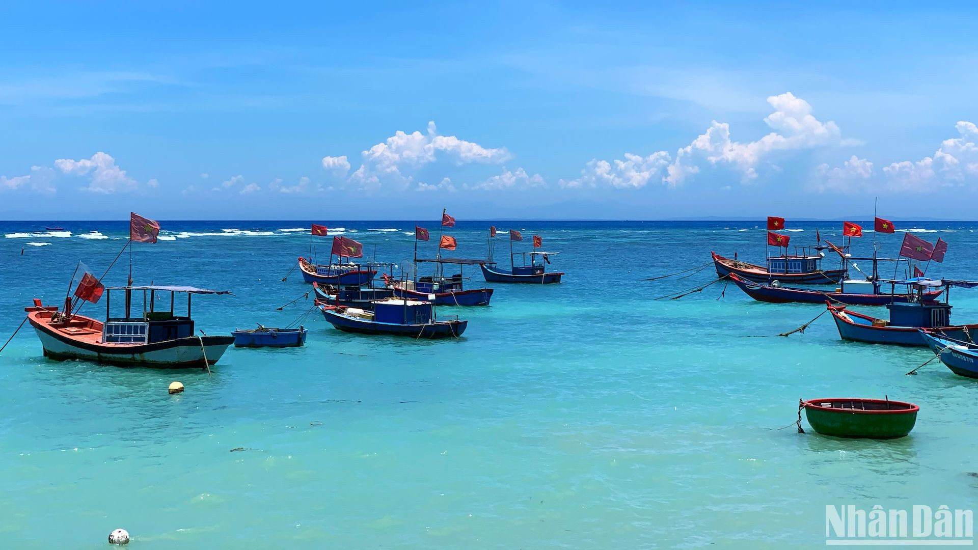 Tàu thuyền đánh cá của ngư dân trên đảo ngày ngày ra khơi mang về những sản vật tươi ngon từ biển cả. Tàu thuyền đánh cá của ngư dân trên đảo ngày ngày ra khơi mang về những sản vật tươi ngon từ biển cả.