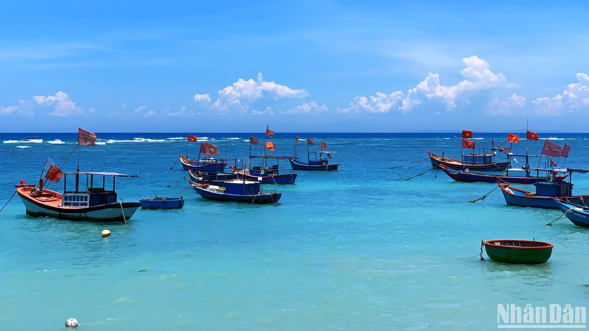 Tàu thuyền đánh cá của ngư dân trên đảo ngày ngày ra khơi mang về những sản vật tươi ngon từ biển cả.