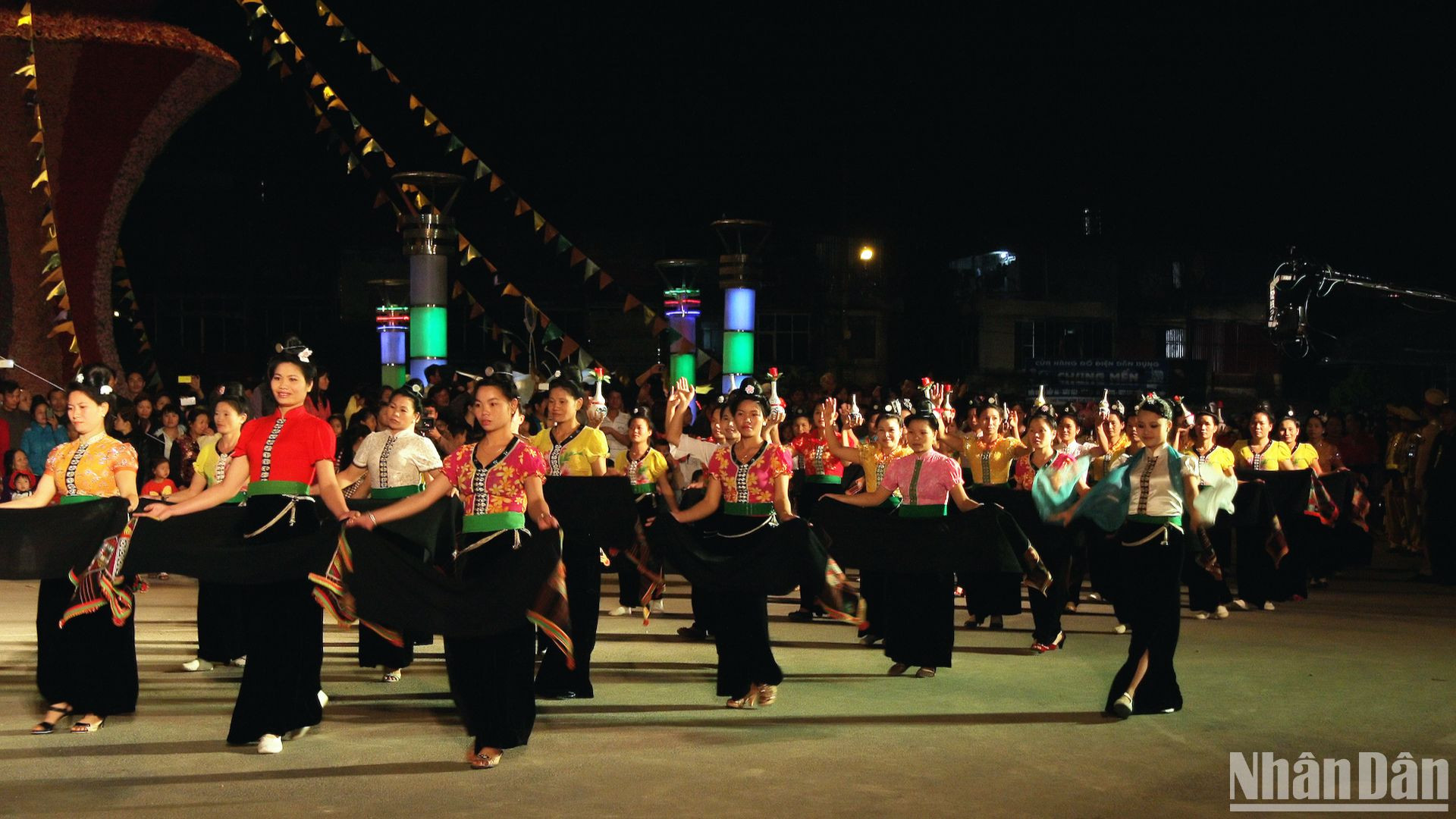 Một màn trình diễn dân ca, dân vũ của đội văn nghệ dân tộc Thái.