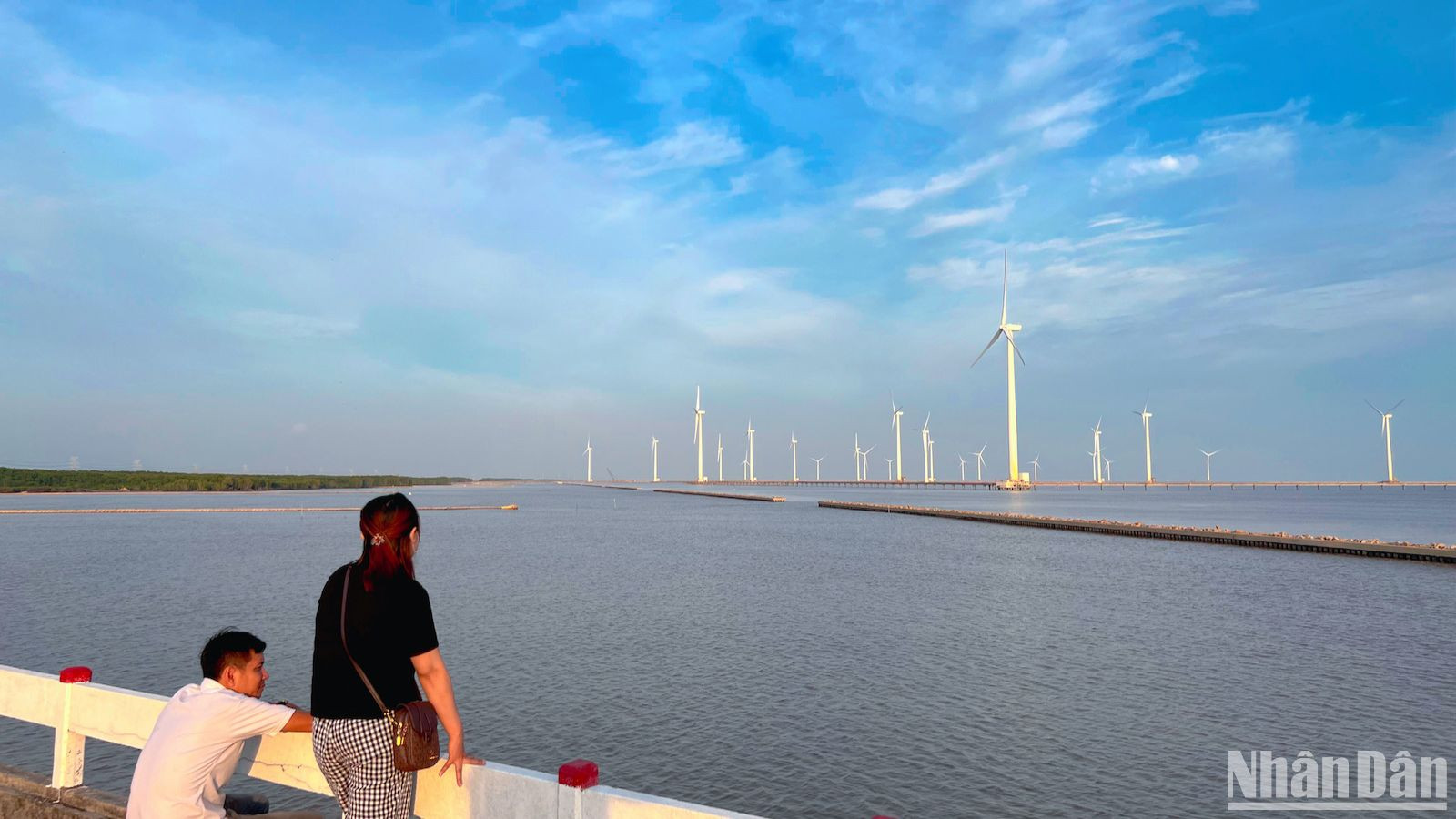 Vào một buổi chiều ngày bình thường, ước tính có khoảng 50-60 lượt khách đến Nhà máy điện gió Bạc Liêu để ngắm cảnh, check-in. Số lượng này có thể gấp nhiều lần vào cuối tuần, các dịp lễ, Tết.