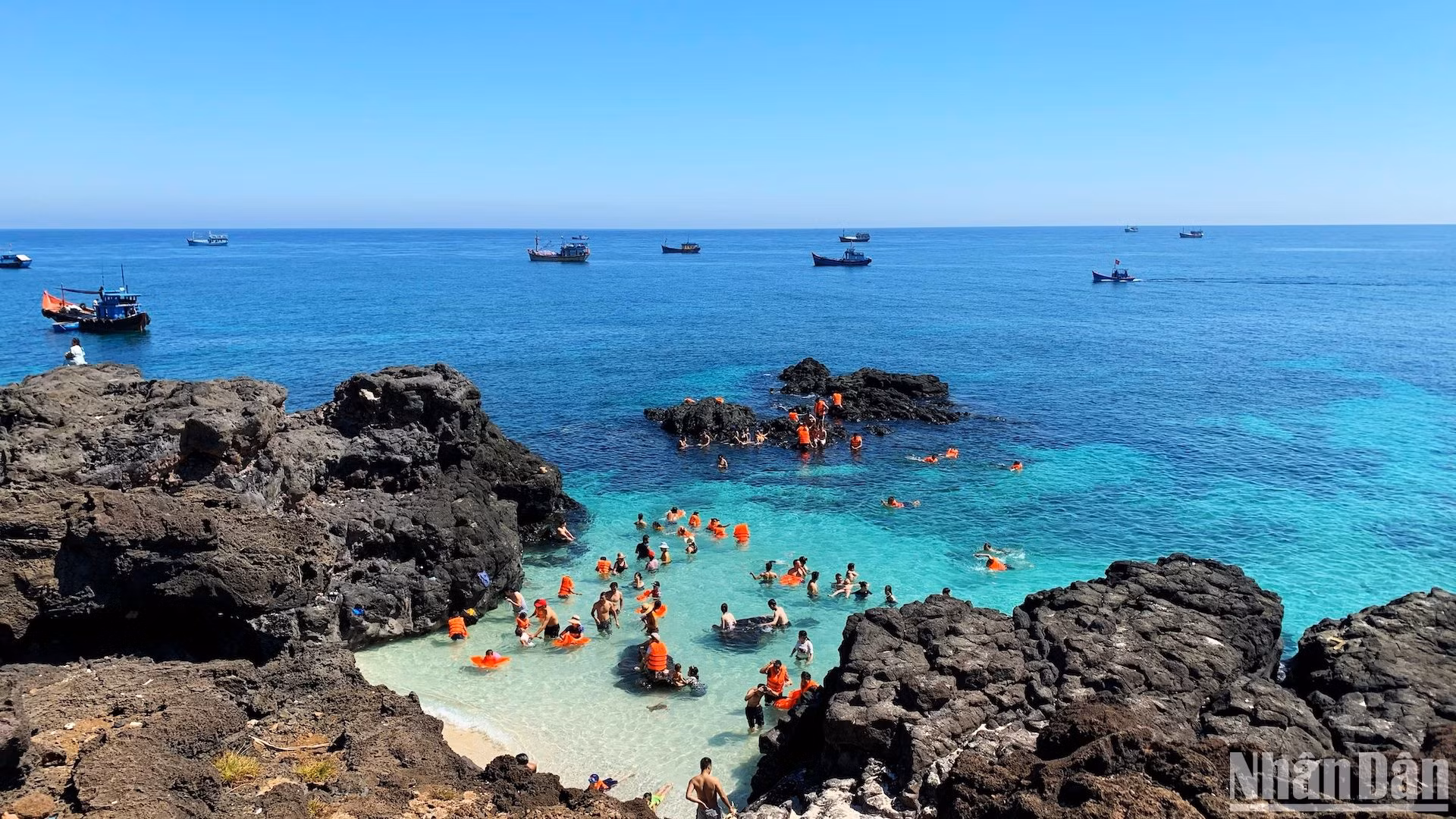 Du khách thư giãn giữa thiên nhiên tuyệt đẹp ở đảo An Bình (đảo Bé).