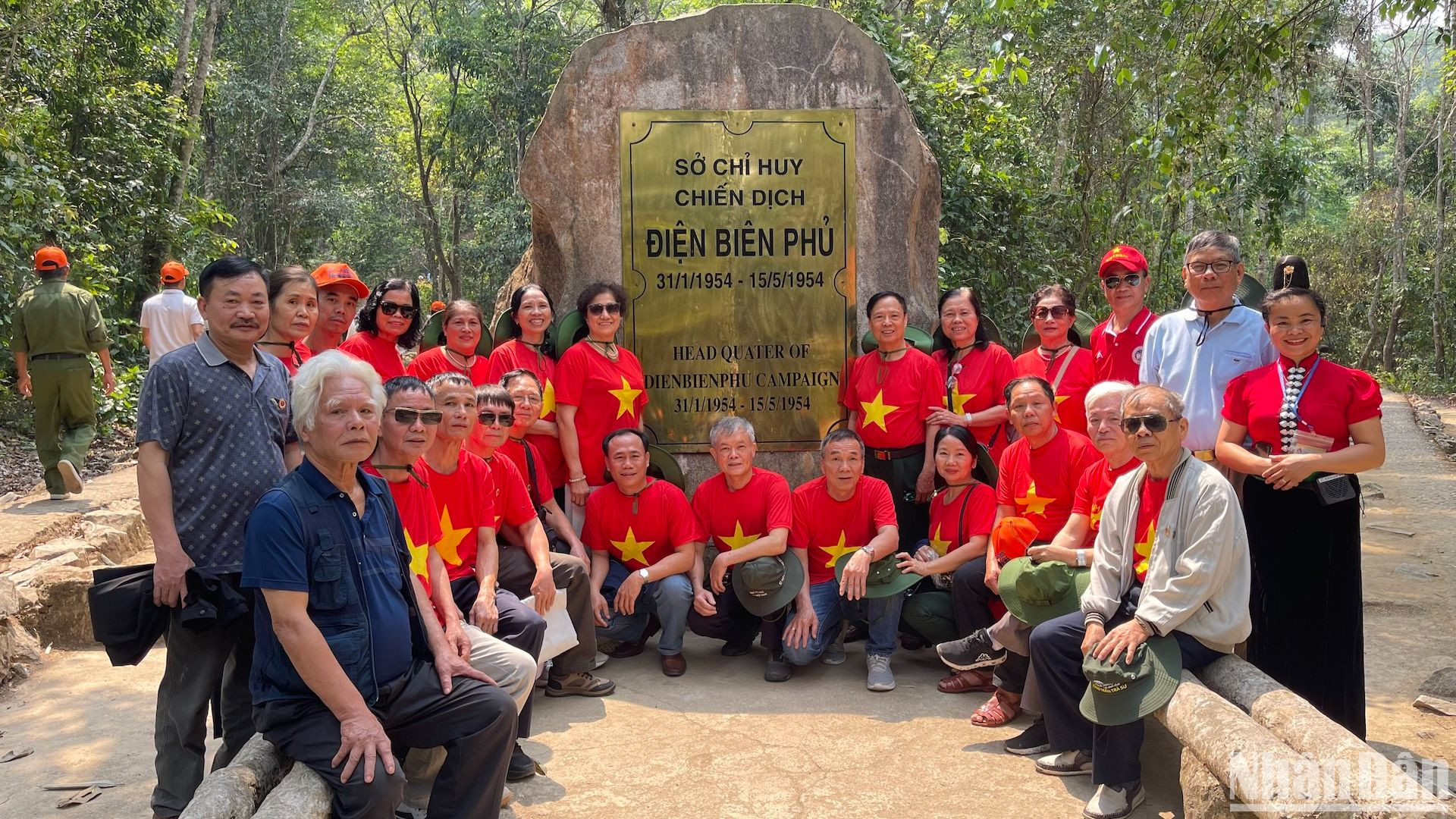Nhiều đoàn khách khi tham quan di tích tại Điện Biên chọn đồng phục áo cờ đỏ sao vàng để thể hiện tinh thần yêu nước và lòng tự hào sâu sắc.