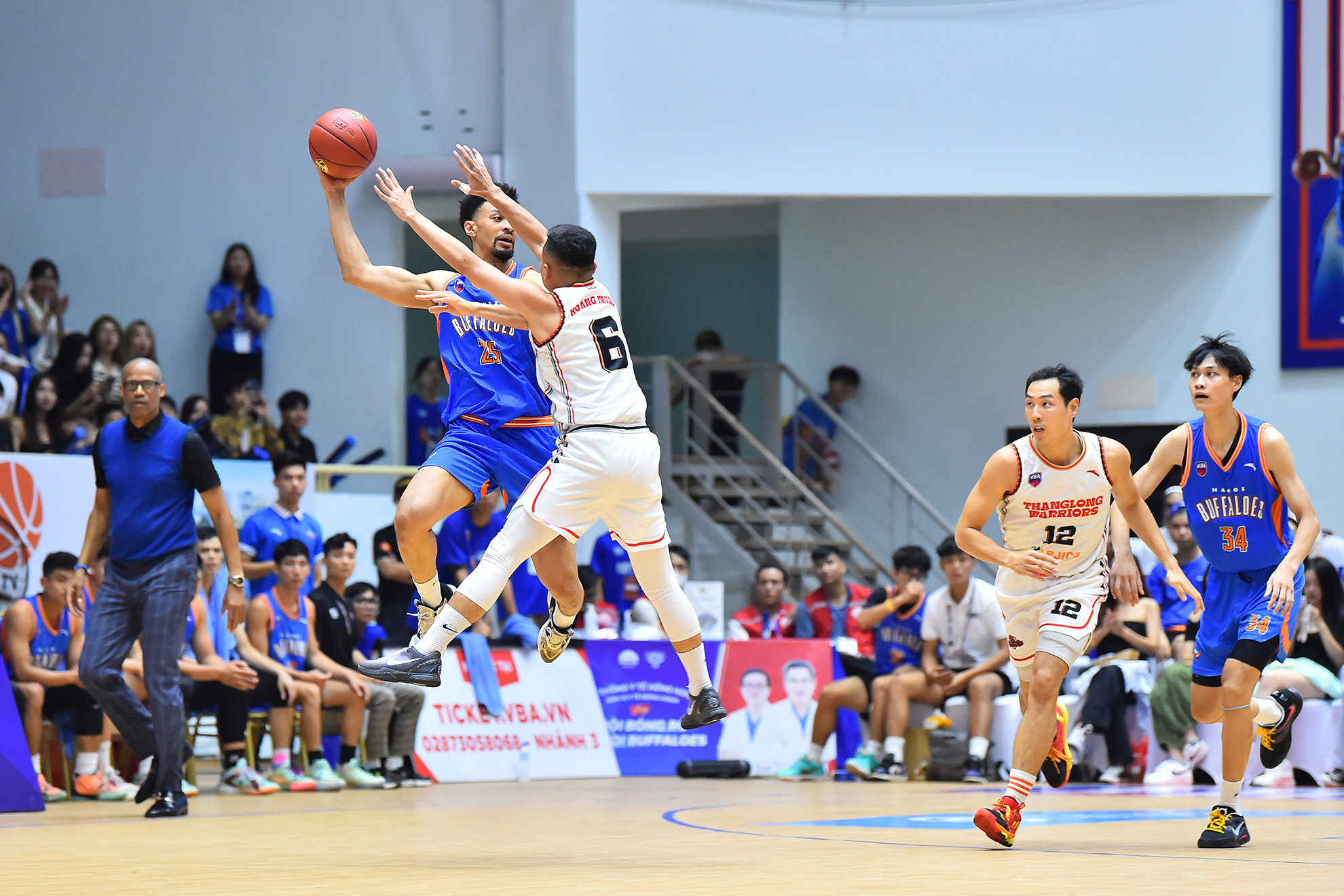 Và khi trận đấu chỉ còn hơn 1 phút, với những lợi thế có được, Thang Long Warriors cân bằng tỉ số và vươn lên dẫn trước với khoảng cách 1 điểm. Các cầu thủ đội khách chủ động phòng ngự ngay trên phần sân đối phương với mục tiêu bảo toàn thắng lợi. Thắng lợi cuối cùng với khoảng cách 5 điểm (95-90) không chỉ giúp Thang Long Warriors giữ vững vị trí thứ 3 trên bảng xếp hạng mà còn chính thức ngắt chuỗi 7 trận toàn thắng của đối thủ cùng thành phố.