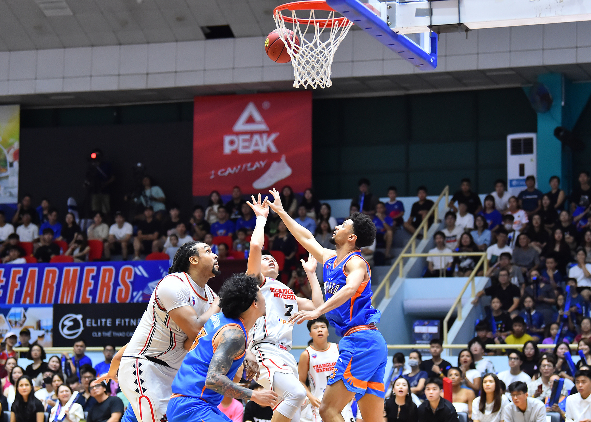 Không có Anthony January, khu vực dưới bảng rổ của Hanoi Buffaloes bị đối thủ khai thác triệt để. Thang Long Warriors không tung ra các cú ném xa như thường lệ mà liên tục chuyền bóng vào cho các cầu thủ có lợi thế về thể hình như John Fields, Justin Young, Đặng Thái Hưng,… ghi điểm ở những tình huống sát bảng rổ.