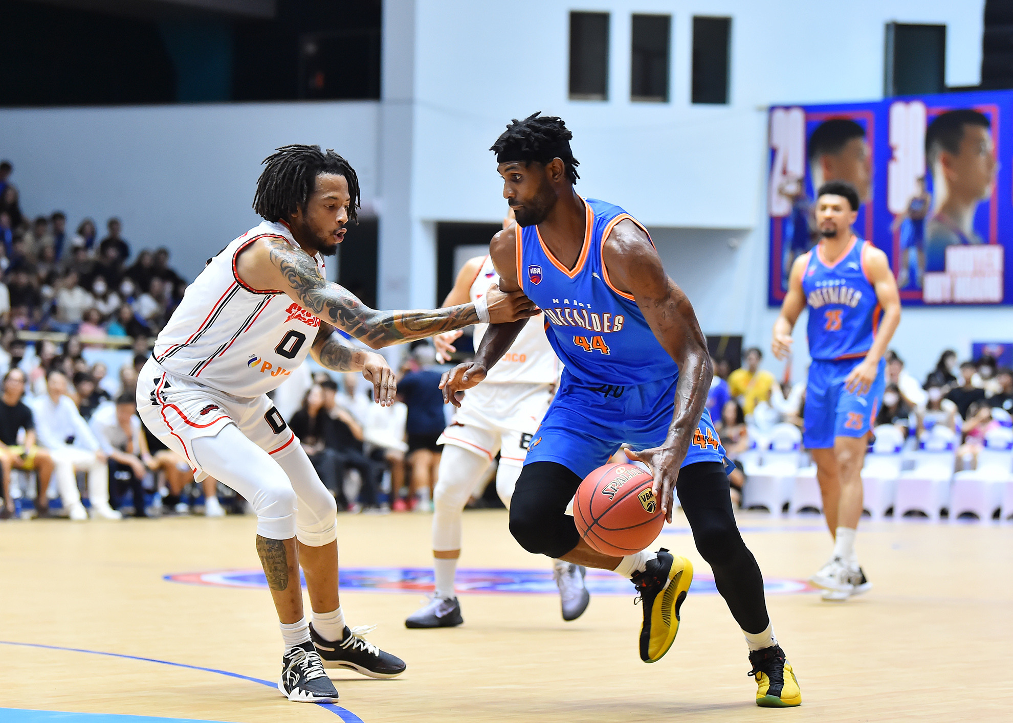 Việc Anthony January (Hanoi Buffaloes) bất ngờ dính 2 lỗi liên tiếp và bị truất quyền thi đấu do nhận đủ 5 lỗi trong trận đấu, Thang Long Warriors nhanh chóng tận dụng lợi thế khi vẫn còn đủ 2 ngoại binh thi đấu trên sân.