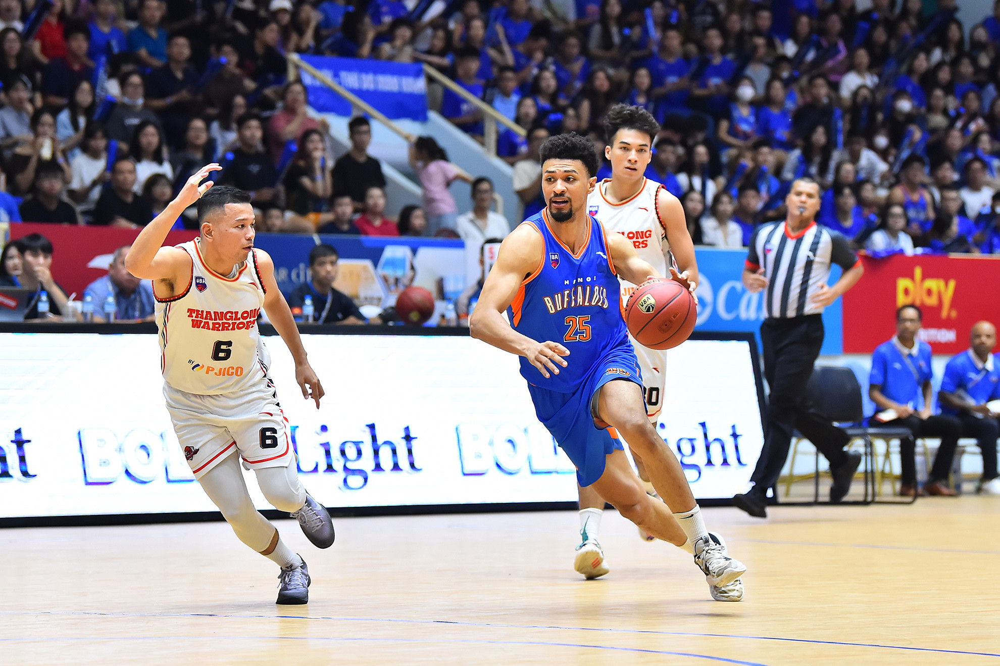 Bước vào trận đấu với hành trang là 7 chiến thắng liên tiếp cùng phong độ cao trong khoảng 1 tháng qua, các cầu thủ Hanoi Buffaloes rất quyết tâm trong việc kéo dài thành tích cũng như khẳng định vị trí đội bóng số 1 của Hà Nội trong mùa giải năm nay.