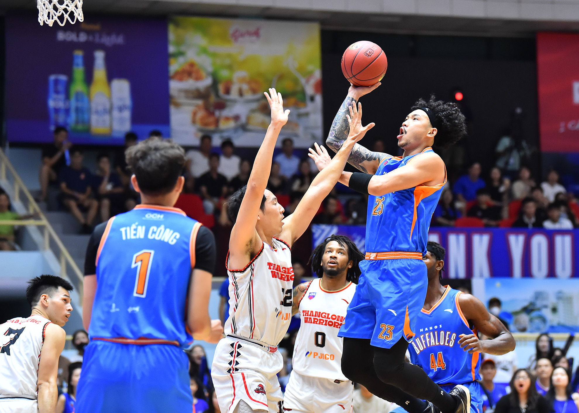 Ngay sau tiếng còi khai cuộc, đội chủ nhà nhanh chóng tạo sức ép lên phía bảng rổ của Thang Long Warriors với những tình huống tấn công đa dạng từ nhiều vị trí với mục đích tạo sức ép và khoảng cách điểm lớn ngay từ đầu trận.