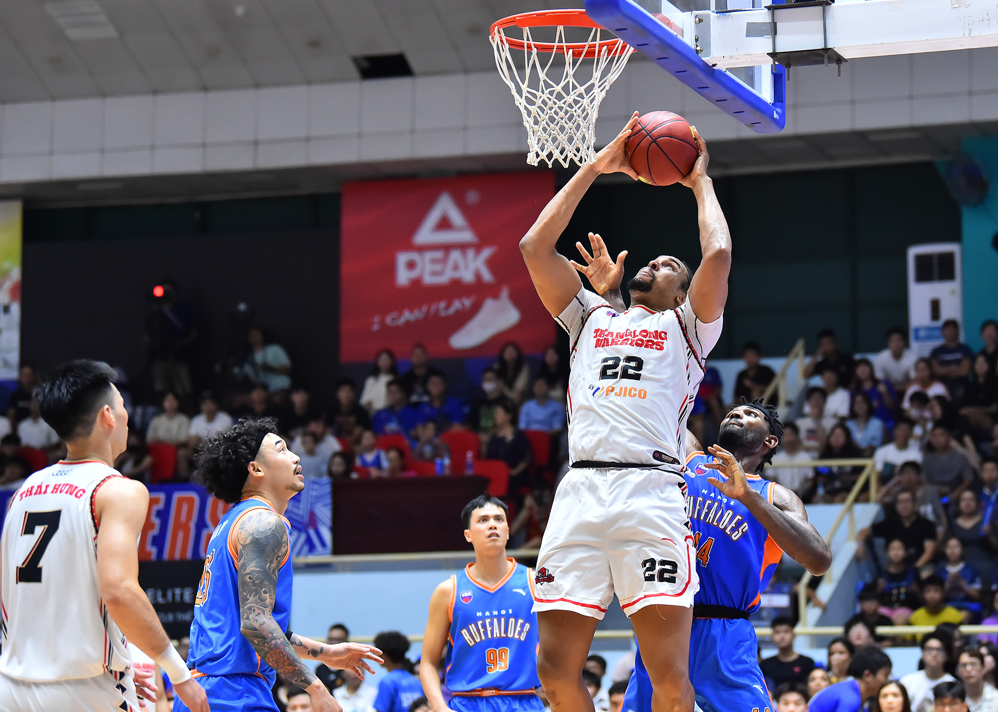 Mặc dù có số cú ném thấp hơn nhưng Thang Long Warriors là đội dẫn trước sau 2 hiệp đấu đầu tiên (47-43).