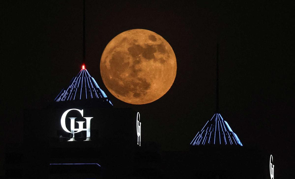 Trăng tròn tháng 7 được các bộ tộc Mỹ bản địa gọi là Trăng hươu vì trong thời gian này, hươu đực sẽ bắt đầu mọc sừng. Mùa trăng này cũng còn được biết đến với cái tên Trăng sấm sét hoặc Trăng rơm. (Ảnh: AFP/Getty Images)