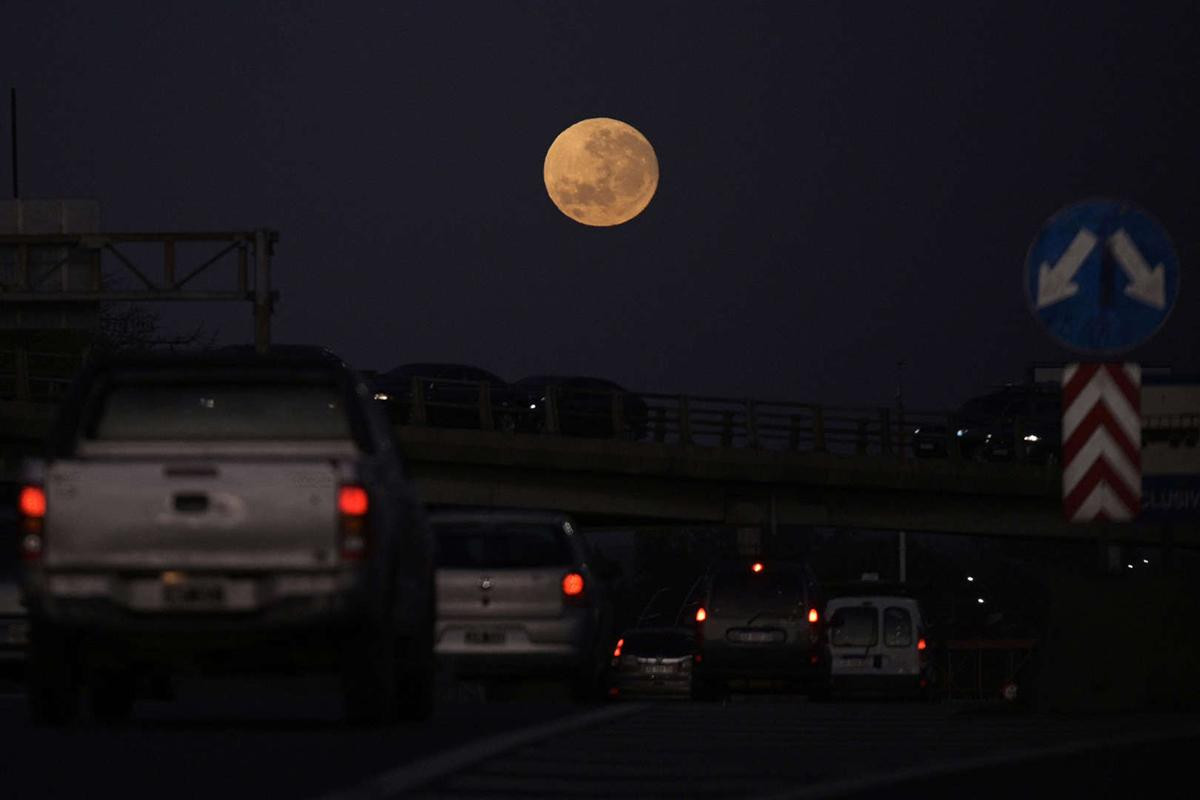 Ánh trăng trên đại lộ General Paz, Buenos Aires. (Ảnh: AFP/Getty Images)