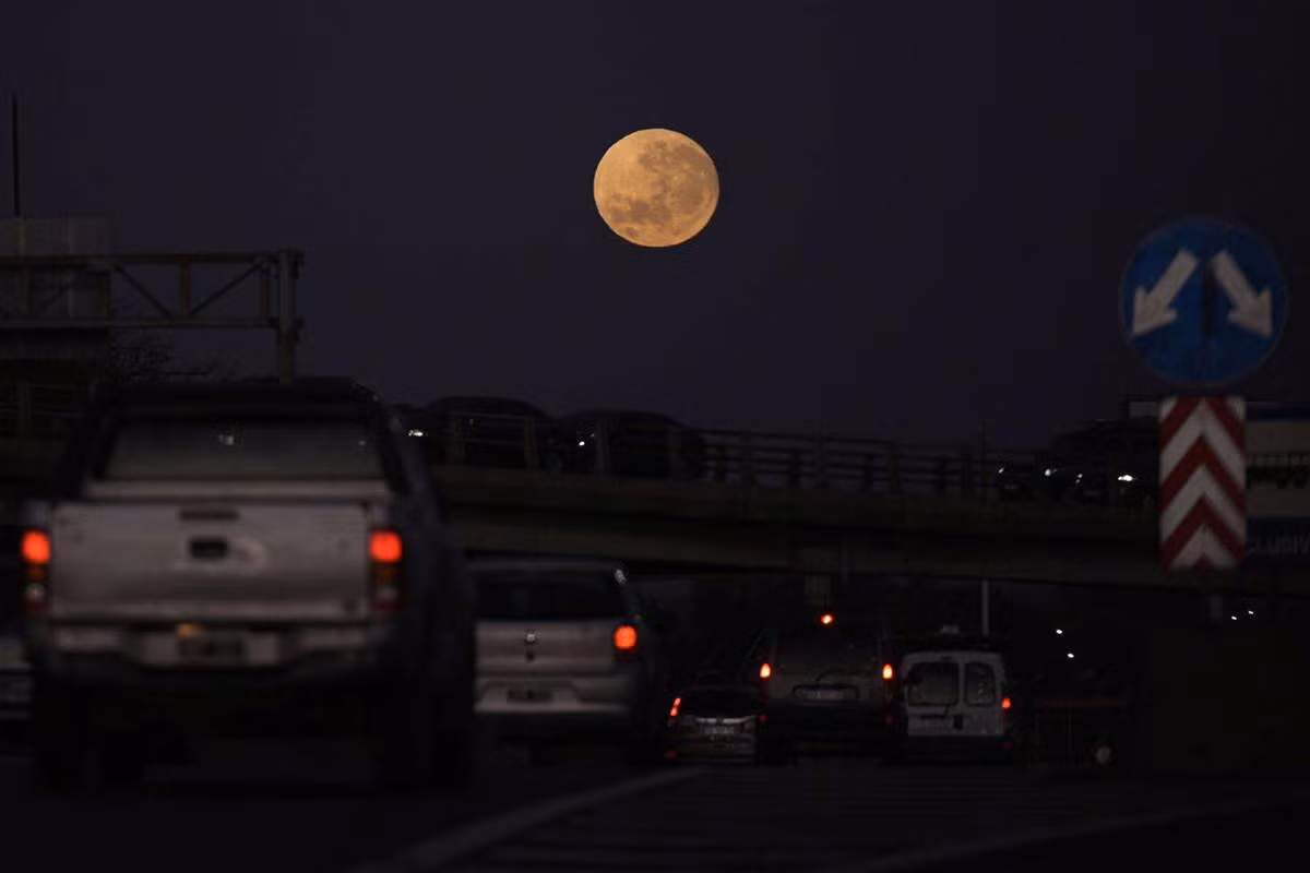Ánh trăng trên đại lộ General Paz, Buenos Aires. (Ảnh: AFP/Getty Images)