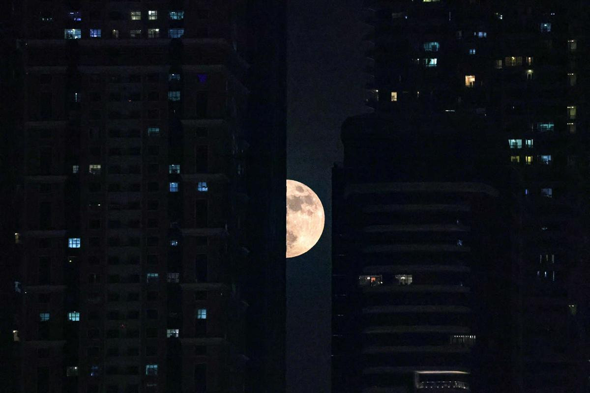 Nhìn từ Dubai Marina, Dubai, đêm 13/7. (Ảnh: AFP/Getty Images)