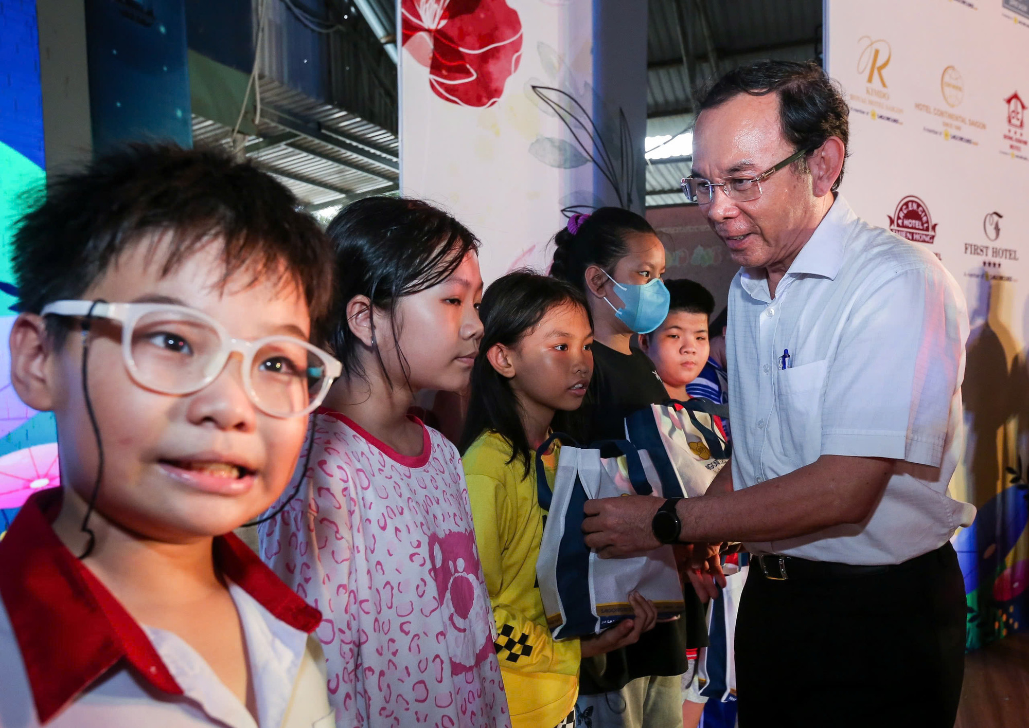 Ông Nguyễn Văn Nên, Ủy viên Bộ Chính trị, Bí thư thành ủy TP Hồ Chí Minh trao quà trung thu cho thiếu nhi mồ côi được chương trình "Cùng con đi tiếp cuộc đời" nhận hỗ trợ.