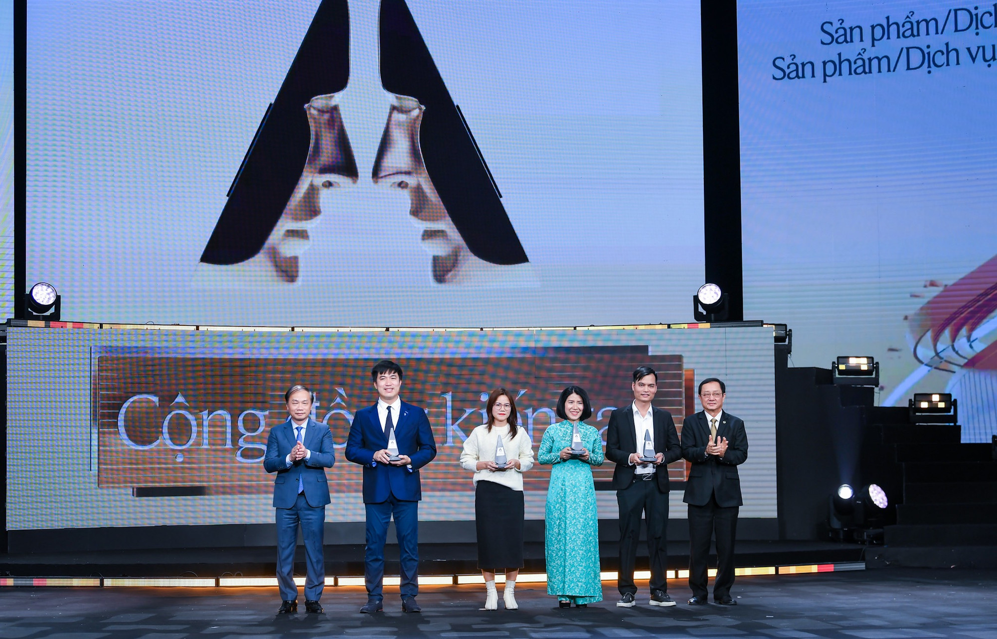 Vinh danh 4 dự án nhận hạng mục Giải sản phẩm/dịch vụ Vinh danh 4 dự án nhận hạng mục Giải sản phẩm/dịch vụ