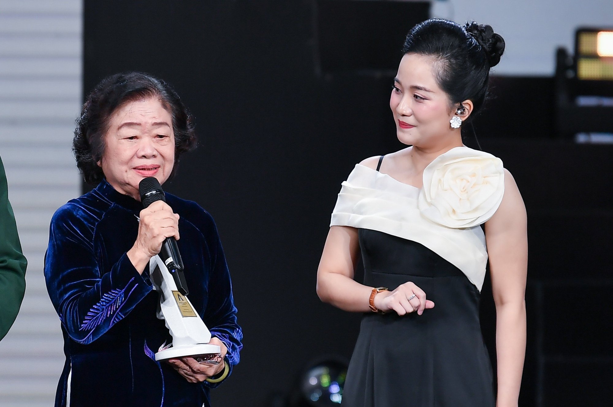 Nguyên Phó Chủ tịch nước Trương Mỹ Hoa - Chủ tịch quỹ học bổng Vừ A Dính phát biểu tại lễ trao giải. Nguyên Phó Chủ tịch nước Trương Mỹ Hoa - Chủ tịch quỹ học bổng Vừ A Dính phát biểu tại lễ trao giải.