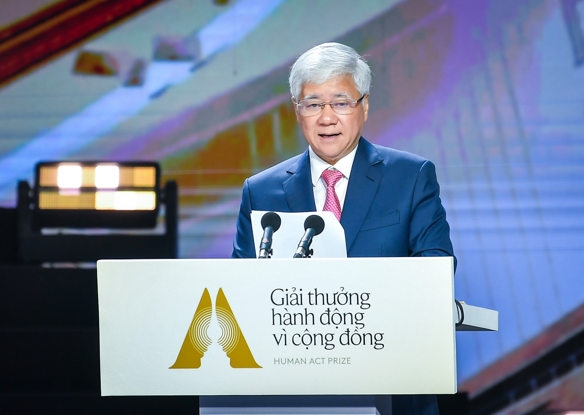 Đồng chí Đỗ Văn Chiến, Ủy viên Bộ Chính trị, Bí thư Trung ương Đảng, Chủ tịch Ủy ban Trung ương Mặt trận Tổ quốc Việt Nam phát biểu tại lễ trao giải Đồng chí Đỗ Văn Chiến, Ủy viên Bộ Chính trị, Bí thư Trung ương Đảng, Chủ tịch Ủy ban Trung ương Mặt trận Tổ quốc Việt Nam phát biểu tại lễ trao giải