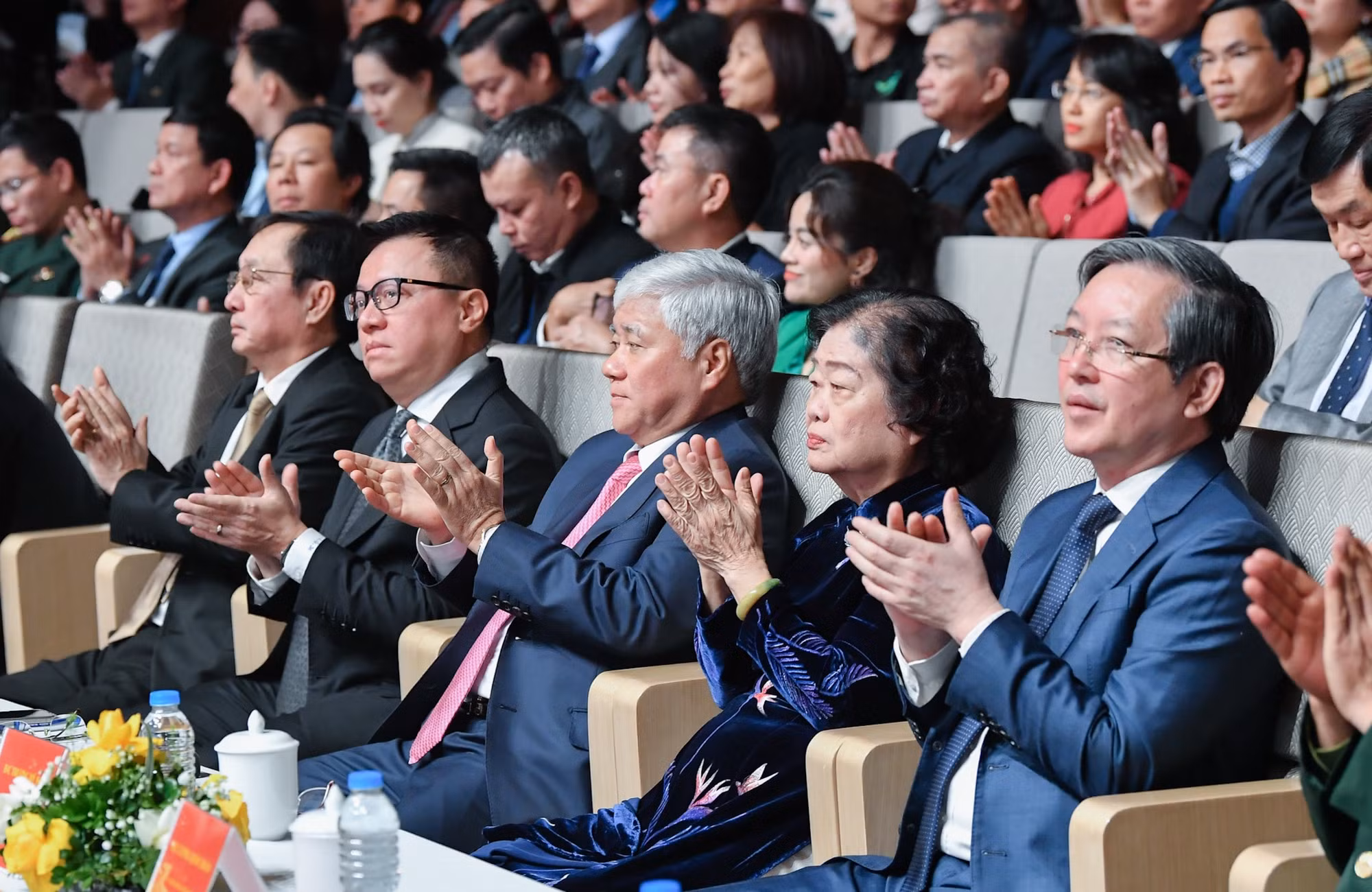 Đồng chí Đỗ Văn Chiến, Ủy viên Bộ Chính trị, Bí thư Trung ương Đảng, Chủ tịch Ủy ban Trung ương Mặt trận Tổ quốc Việt Nam và đồng chí lãnh đạo Đảng, Nhà nước dự Lễ trao giải. (Ảnh: THÀNH ĐẠT)