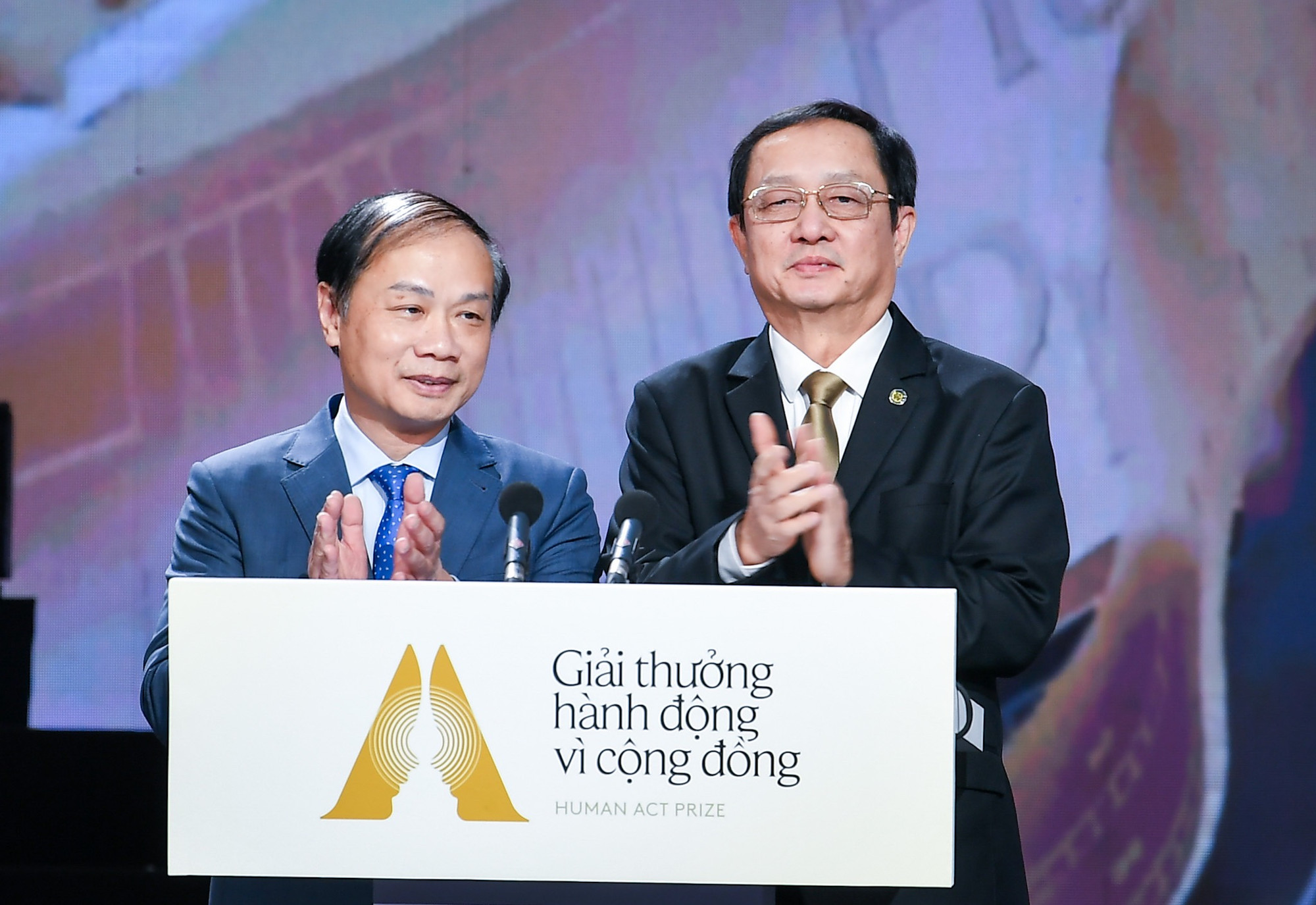 Đồng chí Phạm Tất Thắng, Ủy viên Trung ương Đảng, Phó Trưởng ban Thường trực Ban Dân vận Trung ương và đồng chí Huỳnh Thành Đạt, Ủy viên Trung ương Đảng, Bộ Trưởng Khoa học và Công nghệ trao giải thưởng về Sản phẩm/Dịch vụ bền vững Đồng chí Phạm Tất Thắng, Ủy viên Trung ương Đảng, Phó Trưởng ban Thường trực Ban Dân vận Trung ương và đồng chí Huỳnh Thành Đạt, Ủy viên Trung ương Đảng, Bộ Trưởng Khoa học và Công nghệ trao giải thưởng về Sản phẩm/Dịch vụ bền vững