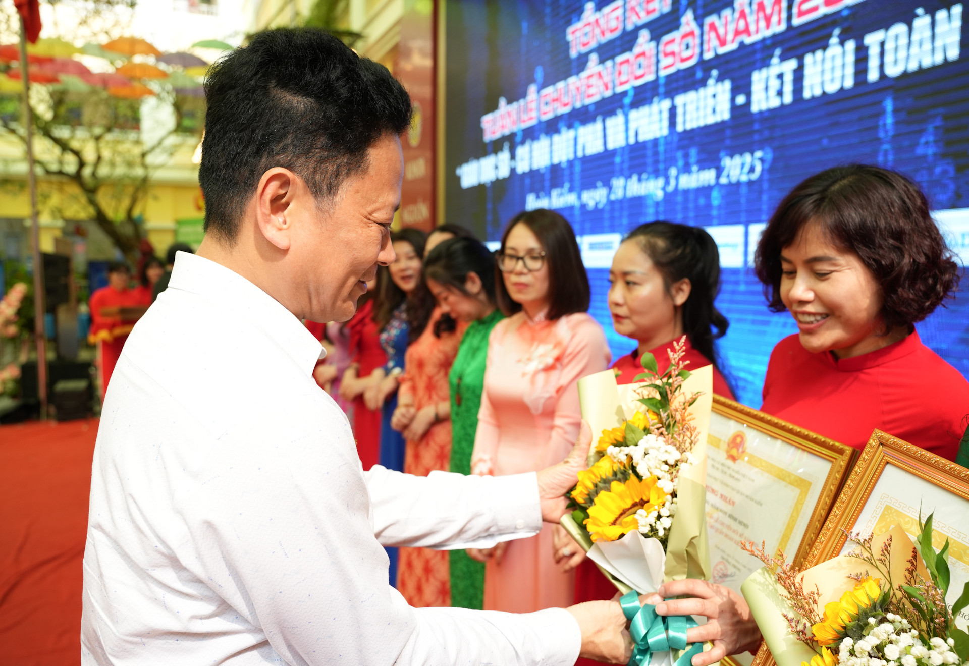 Lãnh đạo UBND Quận Hoàn Kiếm tuyên dương, khen thưởng các trường học, cá nhân đạt thành tích cao, tích cực tham gia Tuần lễ Chuyển đổi số