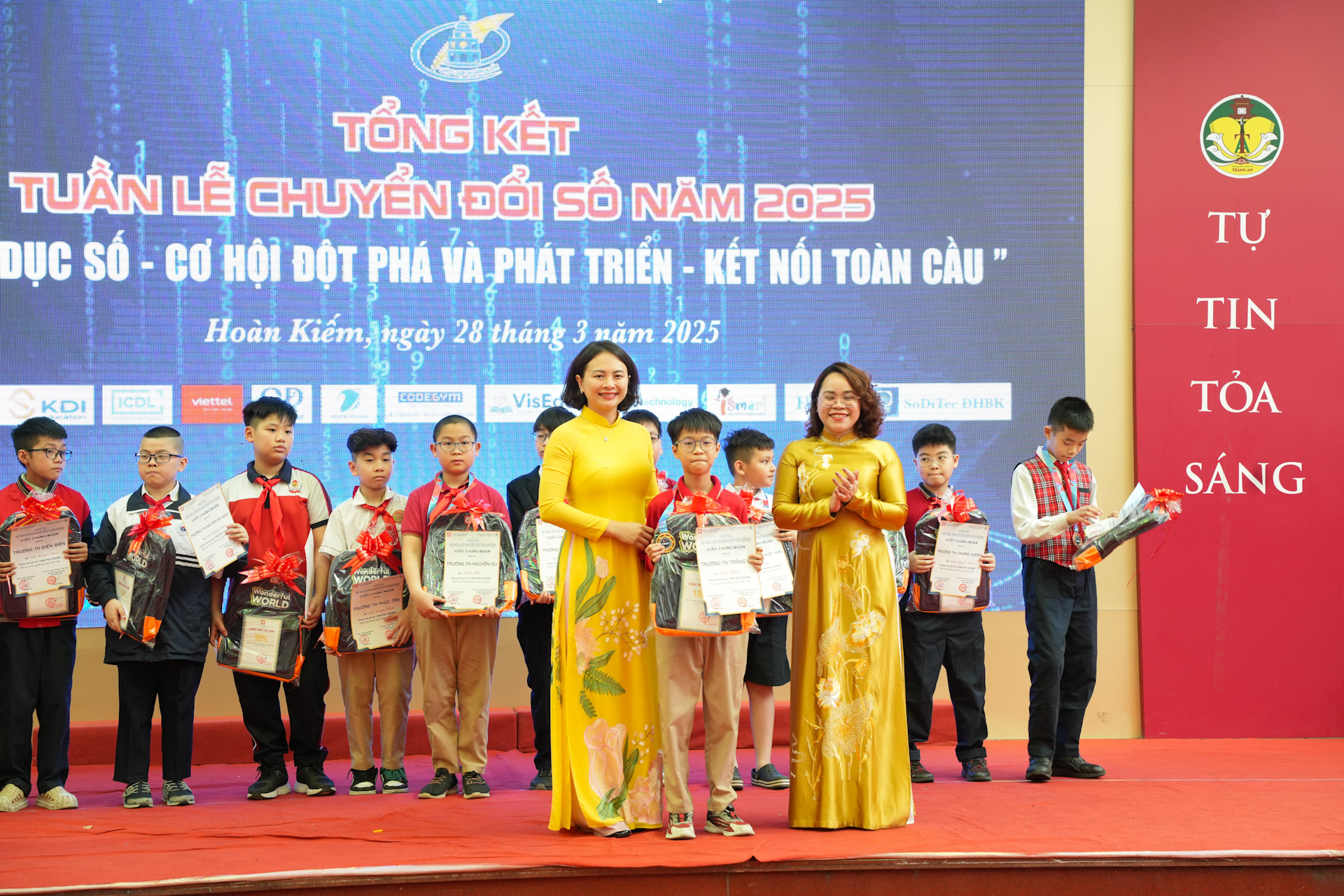 Các đội thi đến từ khối trường tiểu học đã xuất sắc giành giải thưởng