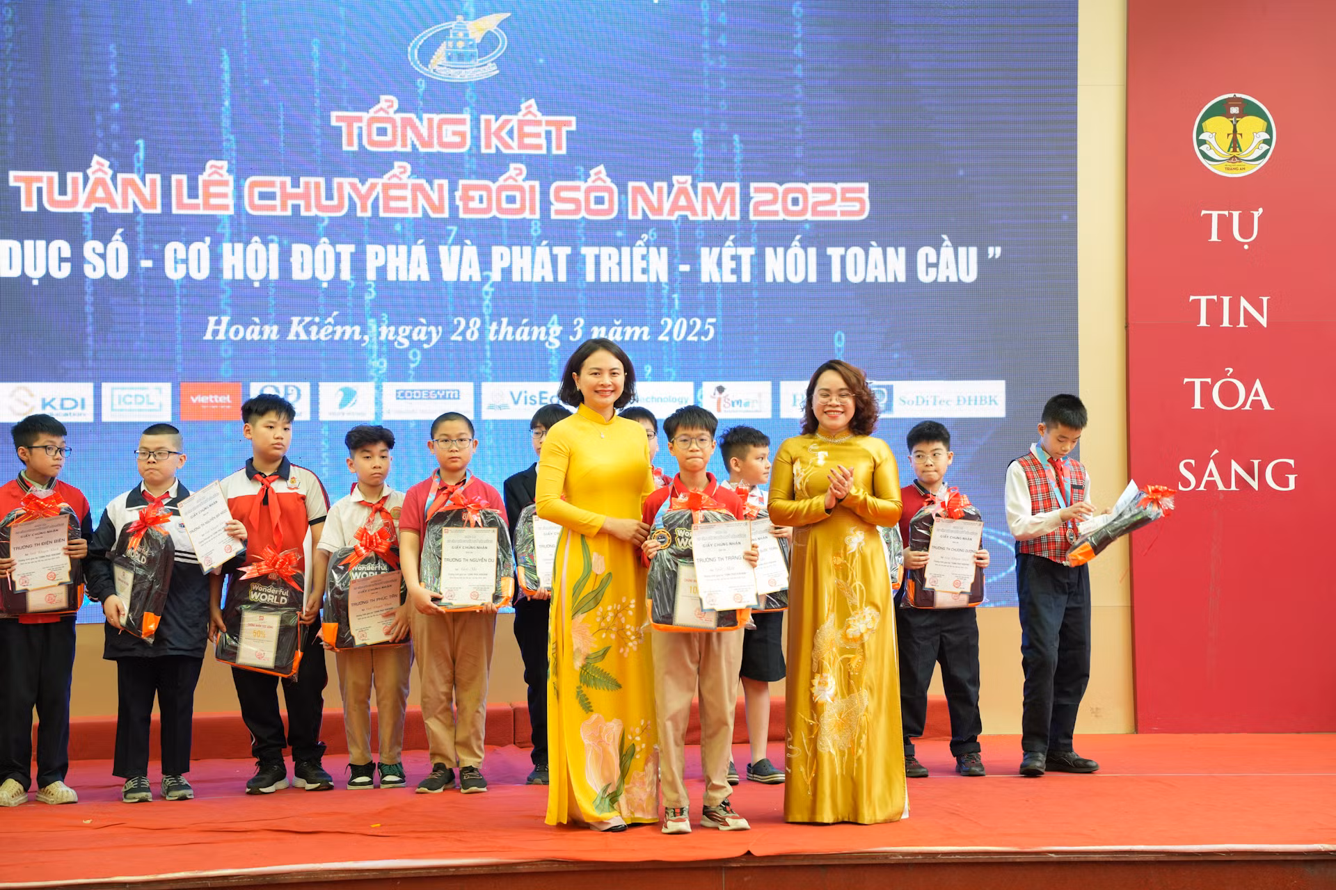 Các đội thi đến từ khối trường tiểu học đã xuất sắc giành giải thưởng