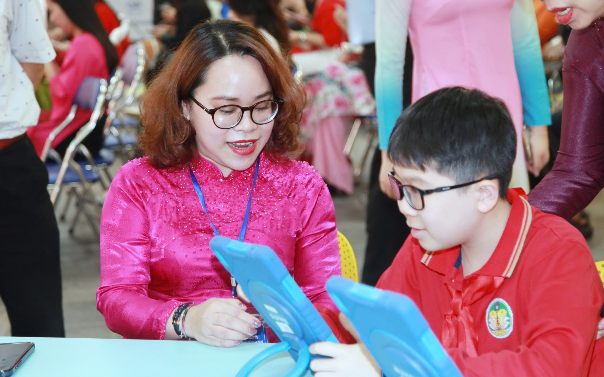 Bà Trịnh Ngọc Trâm, Trưởng phòng Giáo dục và Đào tạo quận Hoàn Kiếm cùng tham gia trải nghiệm với học sinh