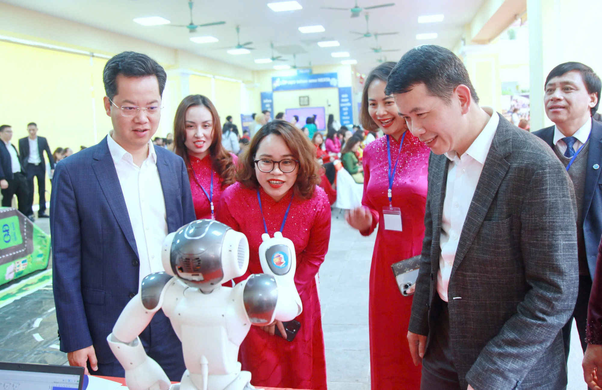 Lãnh đạo Quận uỷ, UBND quận Hoàn Kiếm tham quan, trải nghiệm các sản phẩm công nghệ do giáo viên và học sinh thiết kế trong Tuần lễ Chuyển đổi số năm 2025