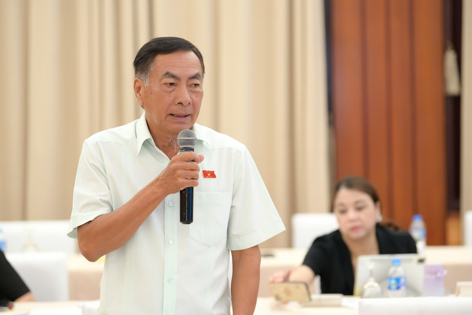 Ông Phạm Văn Hòa, Đại biểu Quốc hội tỉnh Đồng Tháp phát biểu tại hội thảo.