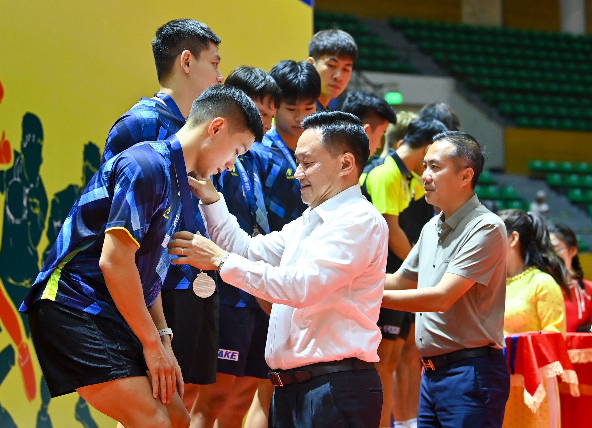 Phó Tổng Biên tập Báo Nhân Dân Phan Văn Hùng và Chủ tịch Liên đoàn Bóng bàn Việt Nam Nguyễn Xuân Vũ trao huy chương và cúp cho các đội đoạt giải tại nội dung đồng đội nam.