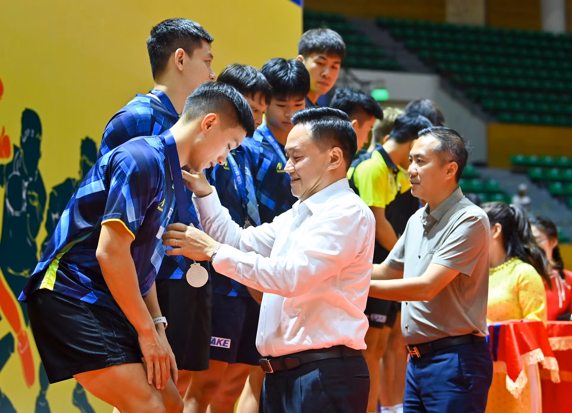 Phó Tổng Biên tập Báo Nhân Dân Phan Văn Hùng và Chủ tịch Liên đoàn Bóng bàn Việt Nam Nguyễn Xuân Vũ trao huy chương và cúp cho các đội đoạt giải tại nội dung đồng đội nam.