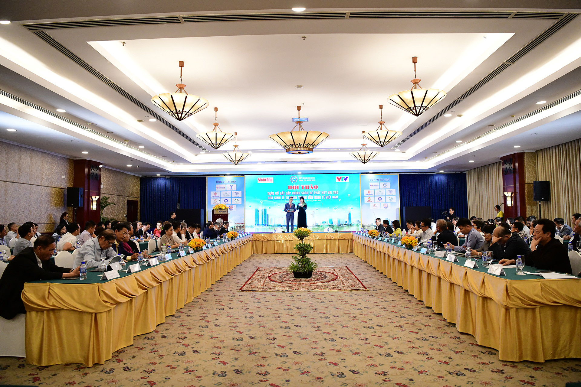 Hội thảo có sự tham dự của lãnh đạo các bộ, ban, ngành Trung ương và Thành phố Hồ Chí Minh; đại diện các cơ quan quản lý nhà nước; các diễn giả, chuyên gia kinh tế hàng đầu như PGS.TS Trần Đình Thiên, TS Trần Du Lịch, TS Nguyễn Đức Kiên, TS Cấn Văn Lực...; cùng đại diện 250 doanh nghiệp.