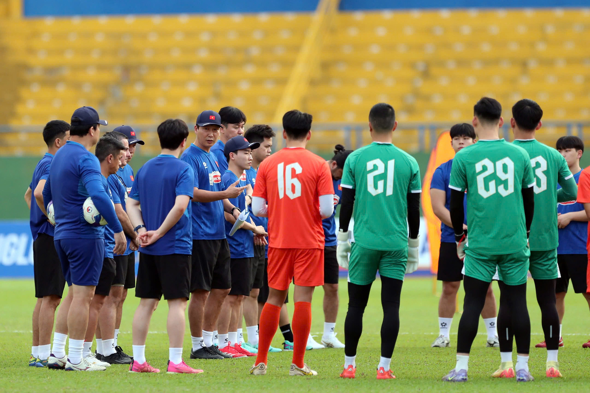 Ban huấn luyện trao đổi cùng các tuyển thủ sau buổi tập. Ban huấn luyện trao đổi cùng các tuyển thủ sau buổi tập.