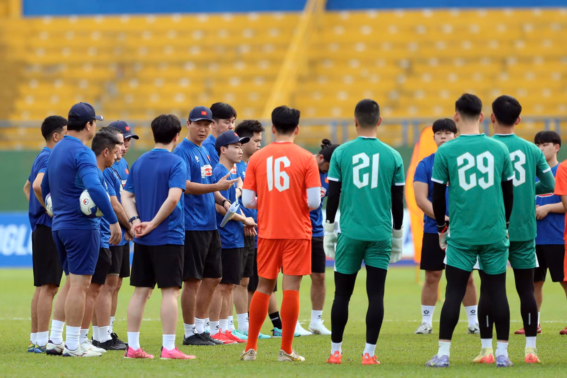 Ban huấn luyện trao đổi cùng các tuyển thủ sau buổi tập.