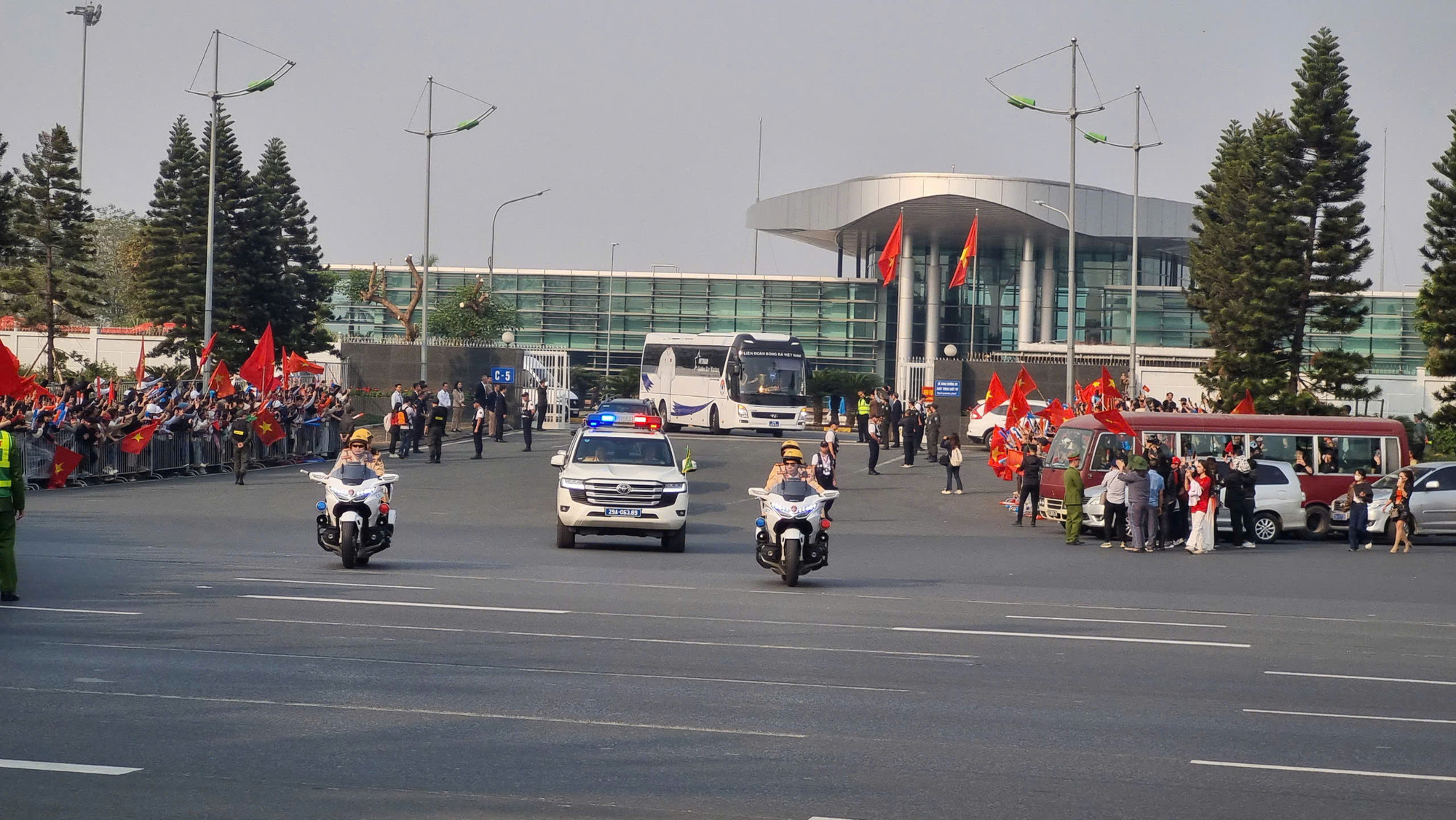 Đội tuyển Việt Nam di chuyển bằng xe 45 chỗ của Liên đoàn Bóng đá Việt Nam và có đoàn Cảnh sát giao thông dẫn đường.