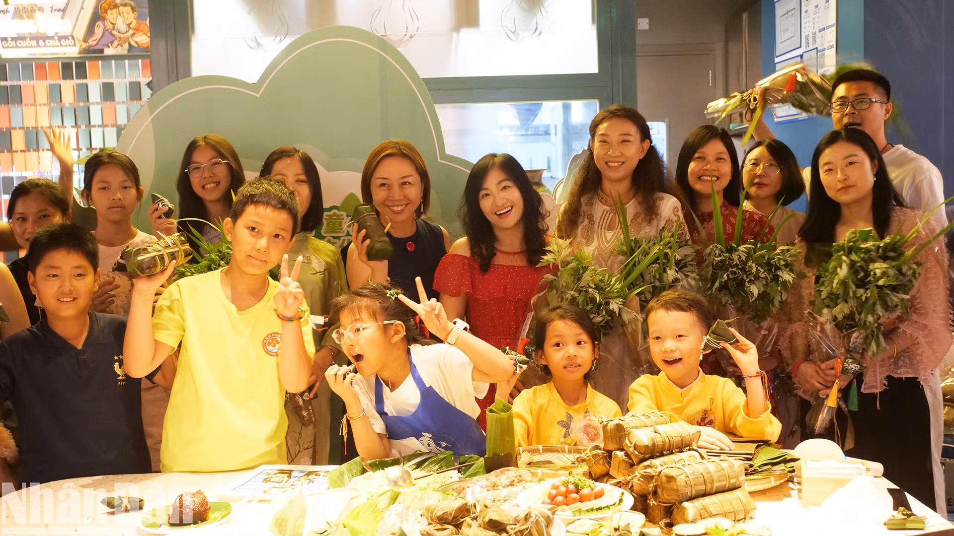 Khách mời tham dự chương trình chụp ảnh kỷ niệm.