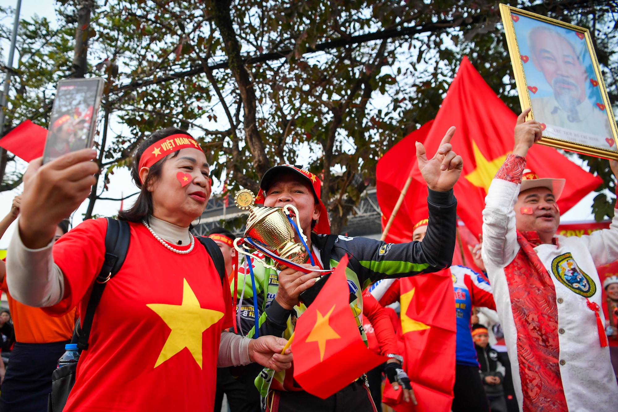 Rất đông cổ động viên Việt Nam đến với sân Việt Trì để cổ vũ đội tuyển Việt Nam. Rất đông cổ động viên Việt Nam đến với sân Việt Trì để cổ vũ đội tuyển Việt Nam.