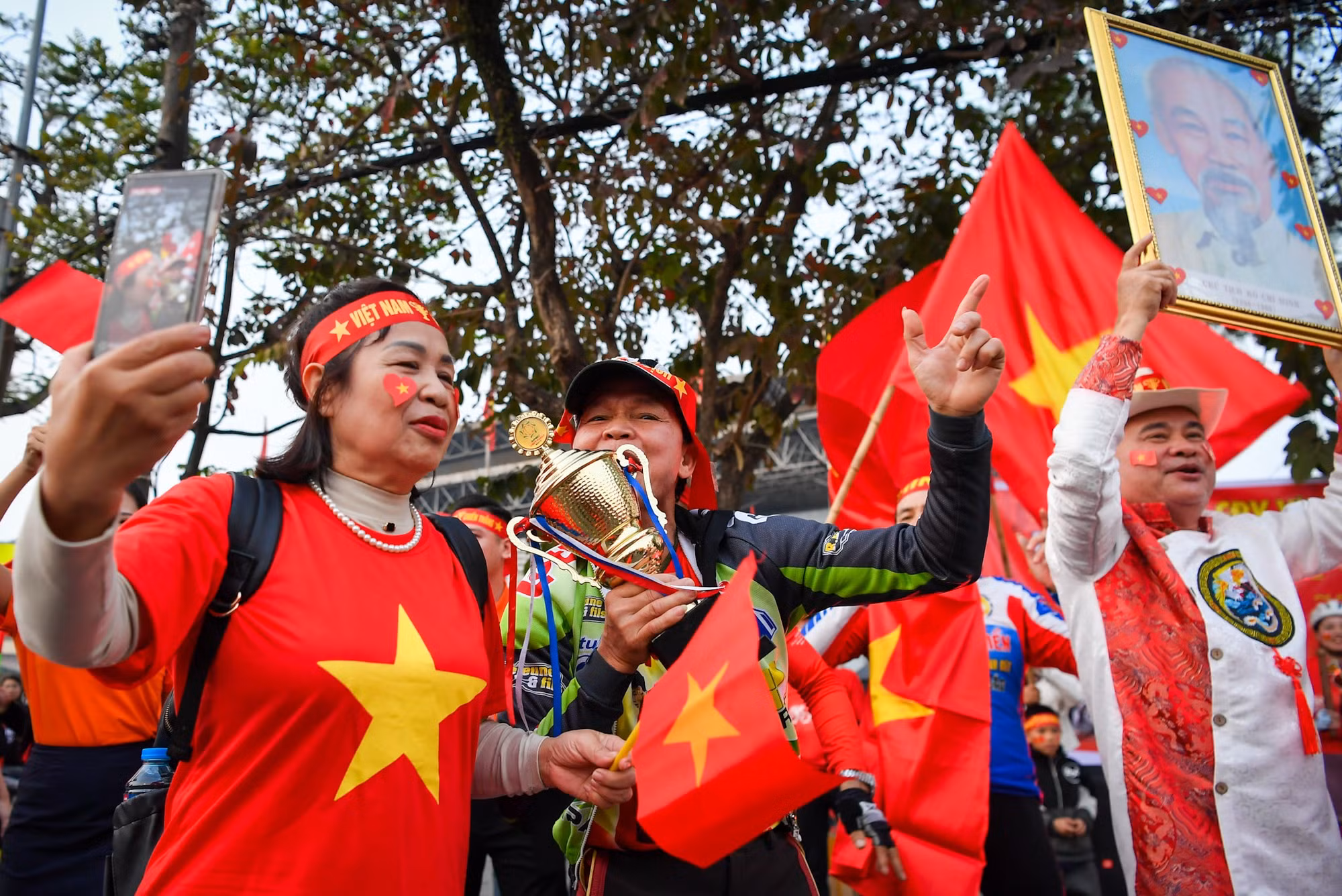 Rất đông cổ động viên Việt Nam đến với sân Việt Trì để cổ vũ đội tuyển Việt Nam.