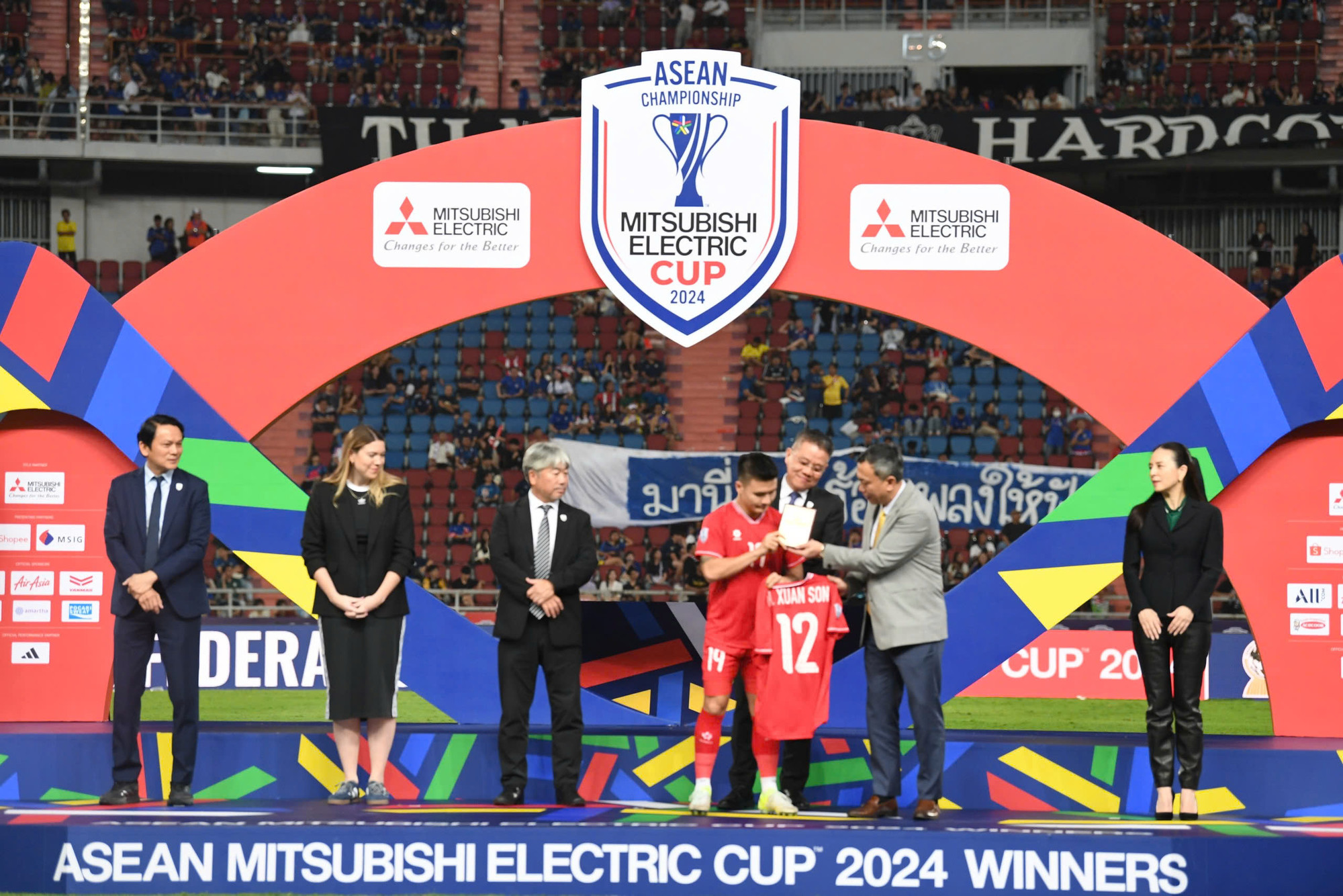 Quang Hải thay mặt Xuân Son nhận Danh hiệu Vua phá lưới của ASEAN Cup 2024.