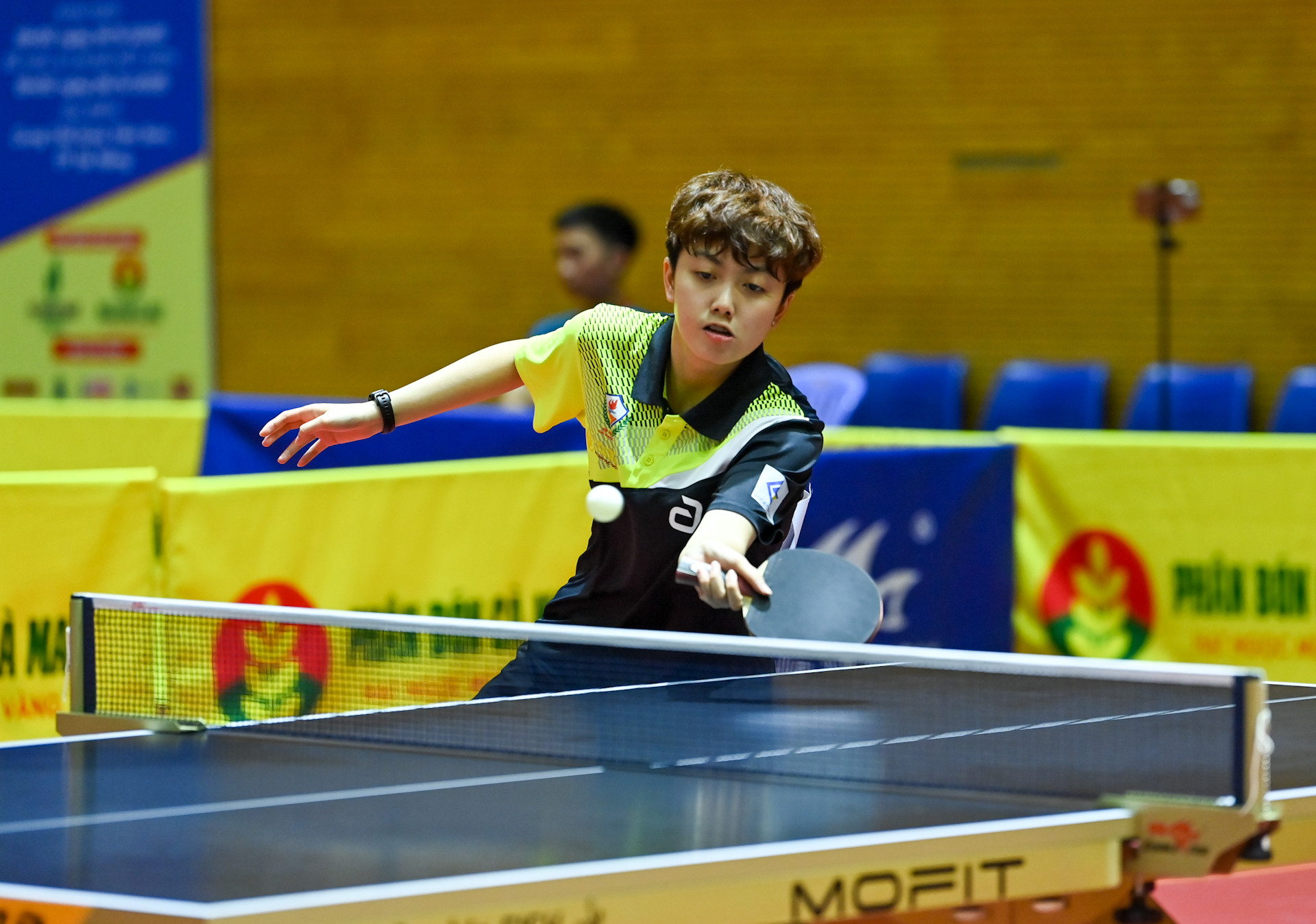 Tay vợt Trần Mai Ngọc (sinh năm 2004 tại Bình Dương, hiện đang thi đấu cho Công an nhân dân T&T) là một trong những tài năng trẻ sáng giá của bóng bàn Việt Nam. Năm 2019, ở tuổi 15, Mai Ngọc gây ấn tượng khi giành 3 Huy chương Bạc tại Giải vô địch bóng bàn quốc gia Báo Nhân Dân. Hai năm sau, cô lên ngôi vô địch đơn nữ, trở thành nhà vô địch trẻ nhất lịch sử giải đấu. Tại SEA Games 32 năm 2023, Mai Ngọc cùng Đinh Anh Hoàng giành Huy chương Vàng đôi nam nữ, đánh dấu lần đầu tiên sau 26 năm bóng bàn Việt Nam đạt được thành tích này.