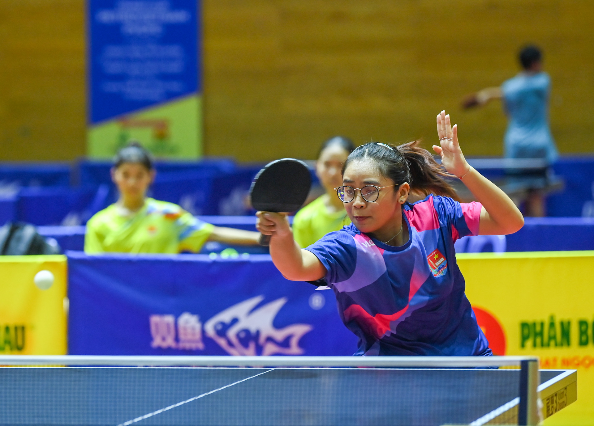 Tay vợt nữ Phạm Vũ Hồng Anh của đoàn Công an Thành phố Hồ Chí Minh thi đấu khá nổi bật tại giải đấu năm nay. Cô cùng người đồng đội là Tăng Phạm Trọng Hiếu đã đánh bại đương kim vô địch đôi nam-nữ Nguyễn Anh Tú và Mai Hoàng Mỹ Trang với chiến thắng sát sao 3-2, tạo nên một cú sốc lớn trong những ngày thi đấu.