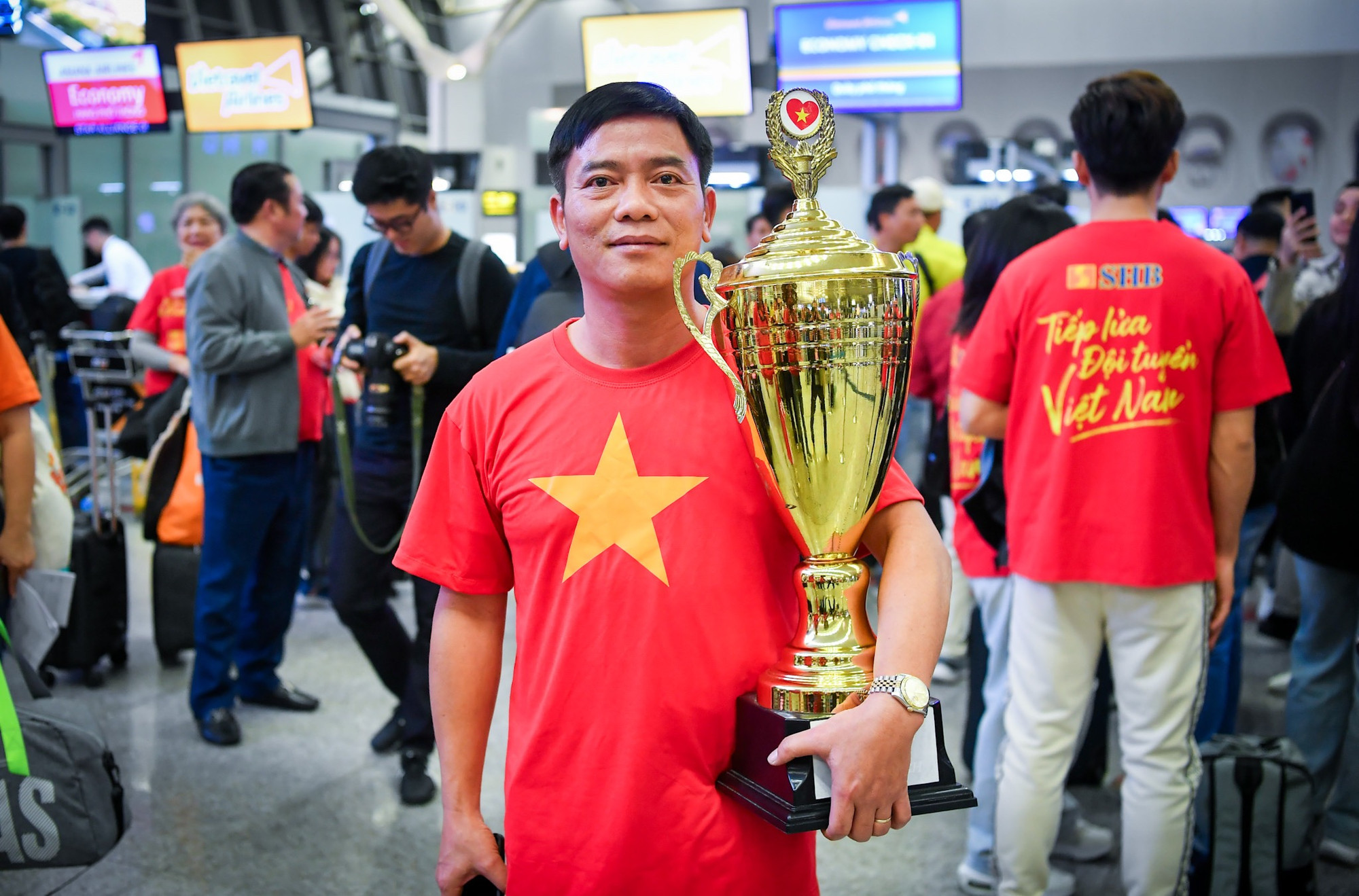 Người hâm mộ đặt niềm tin đội tuyển Việt Nam sẽ nâng cao cúp vô địch.