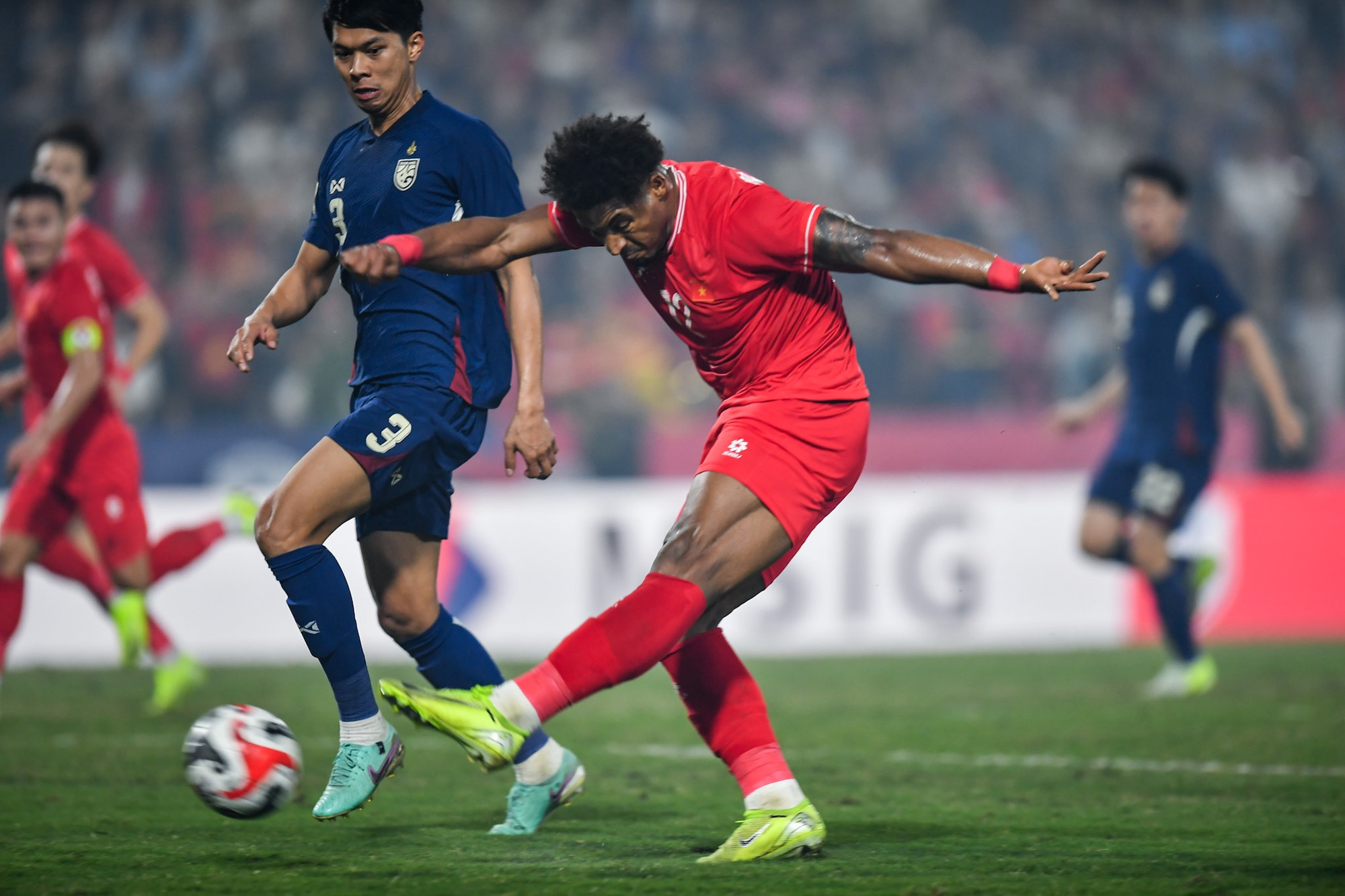 Tiếp đà hưng phấn, phút 73, Xuân Son tỏa sáng với pha cướp bóng, solo và dứt điểm chân trái đẳng cấp, nâng tỷ số lên 2-0.