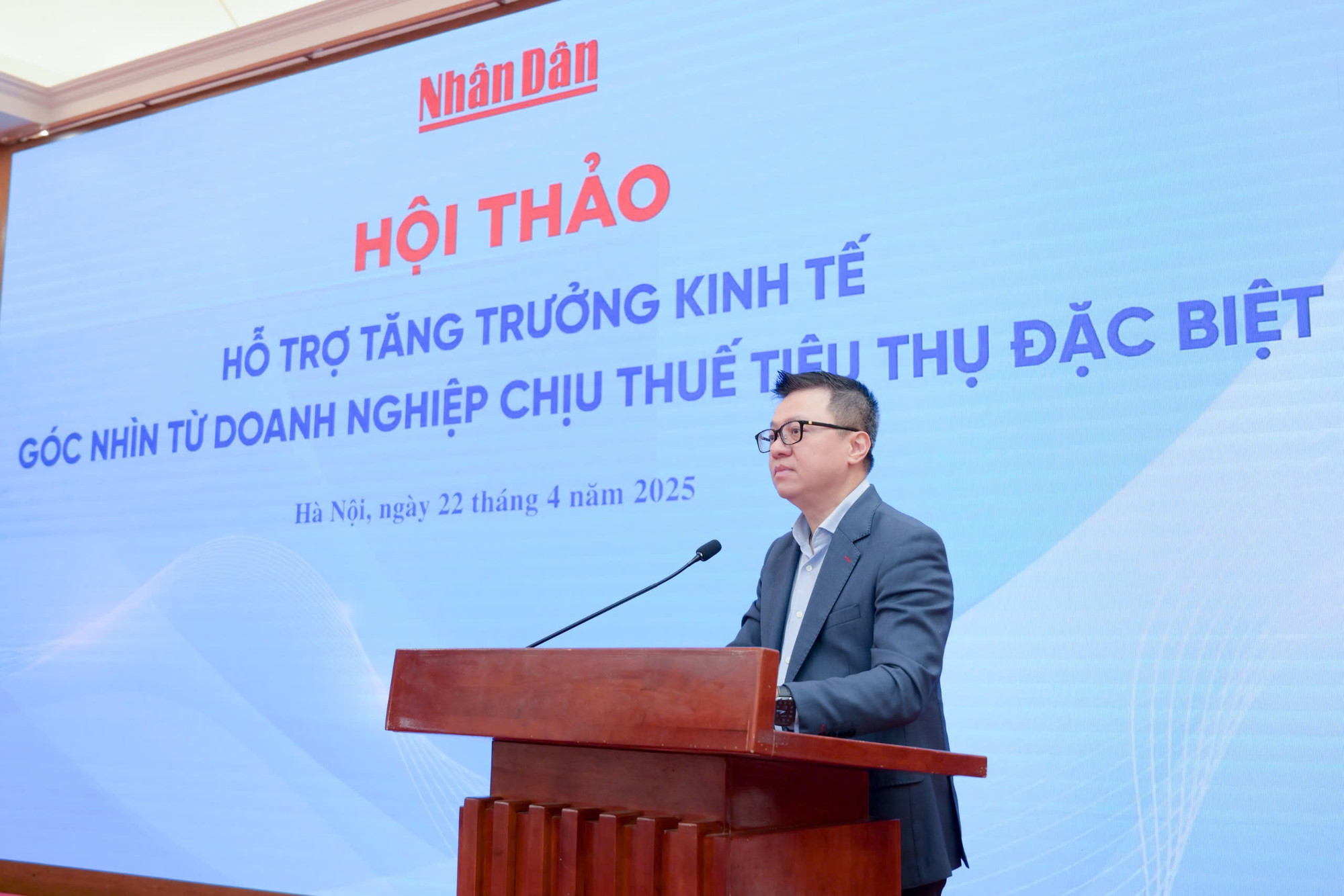Đồng chí Lê Quốc Minh, Ủy viên Trung ương Đảng, Tổng Biên tập Báo Nhân Dân, Phó Trưởng ban Tuyên giáo và Dân vận Trung ương, Chủ tịch Hội Nhà báo Việt Nam phát biểu khai mạc hội thảo.