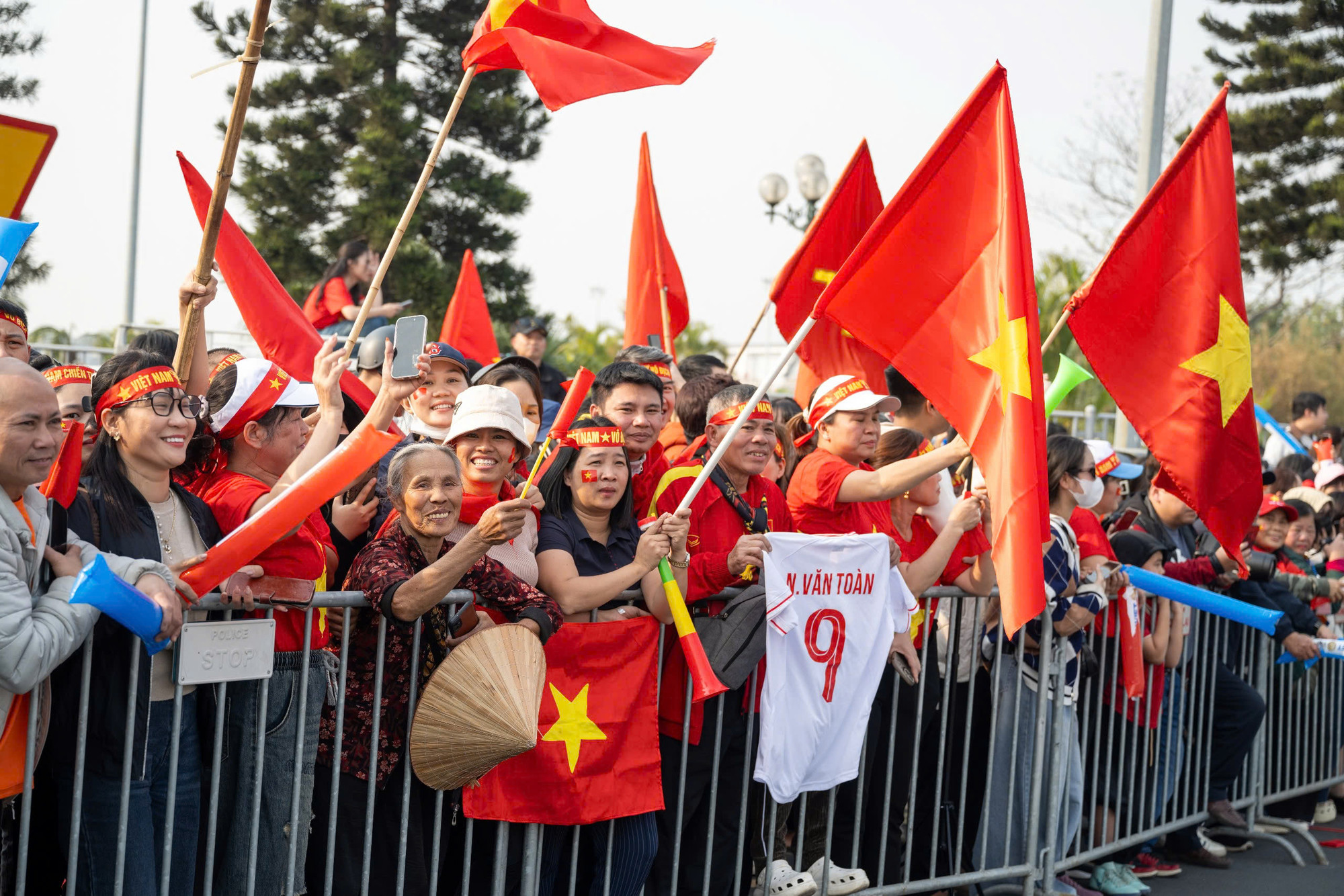 Từ sớm, người hâm mộ đã chờ đợi ở bên ngoài sân bay Nội Bài.