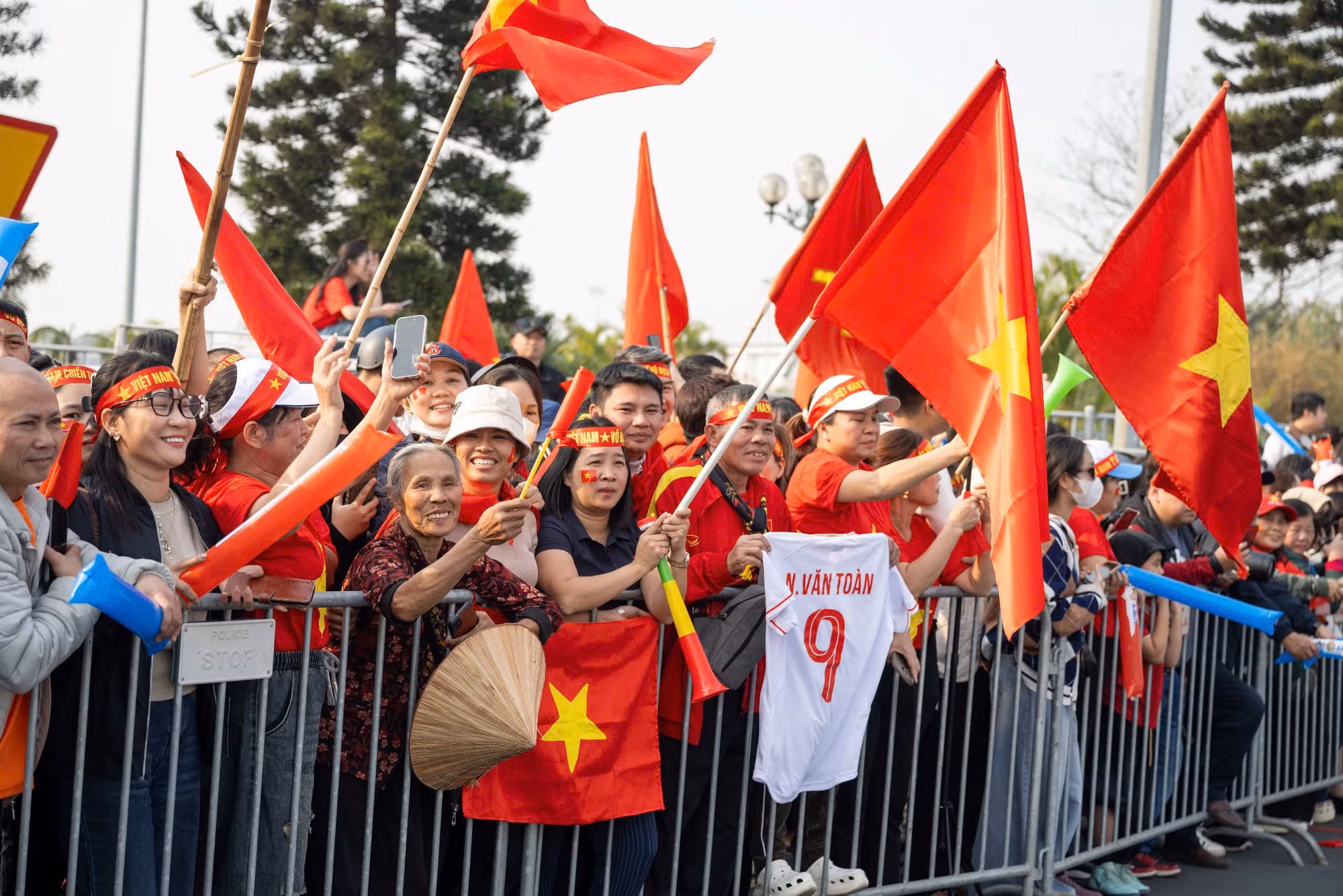 Từ sớm, người hâm mộ đã chờ đợi ở bên ngoài sân bay Nội Bài.